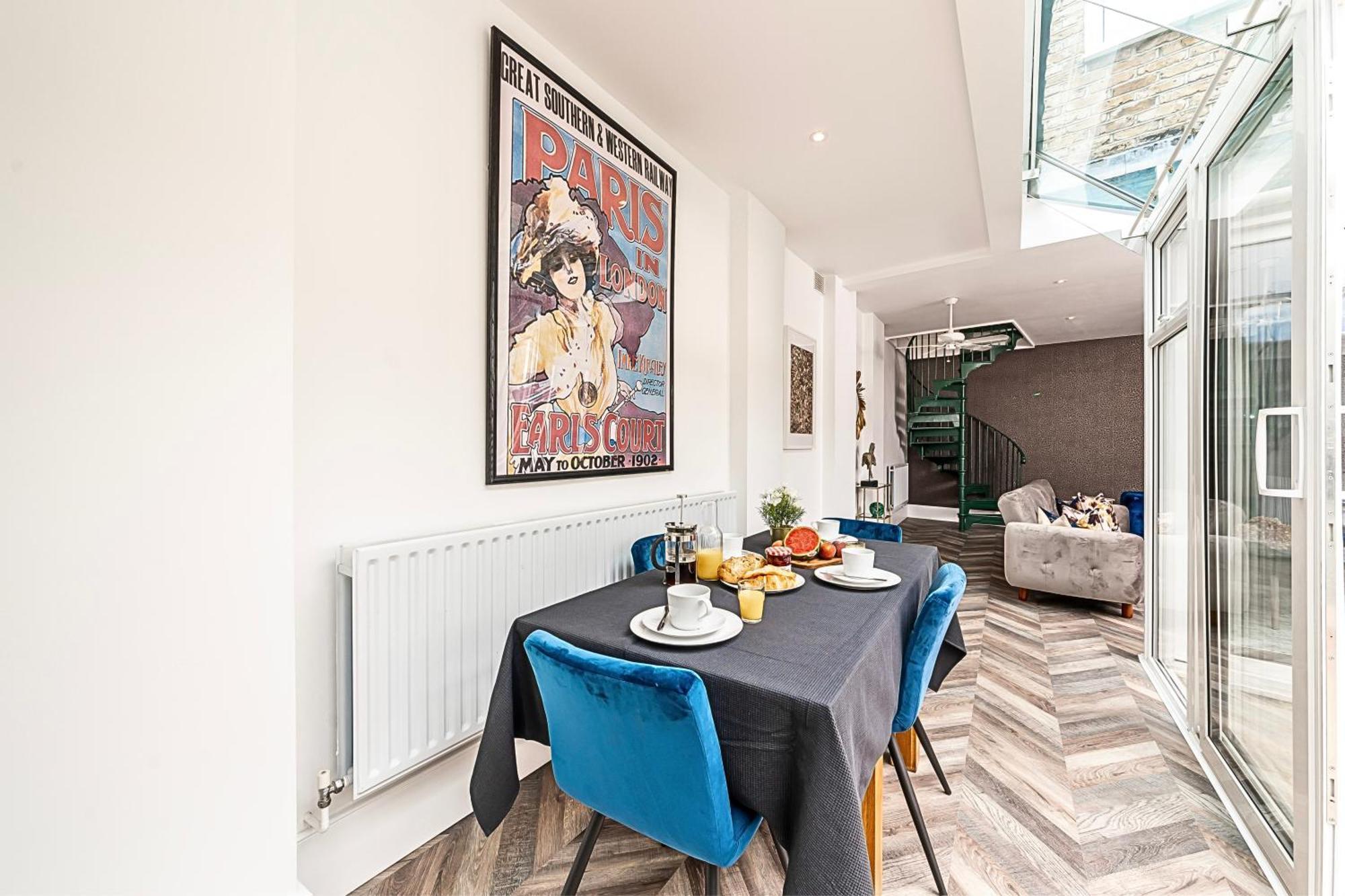 Secret Kensington Garden Mews: Spacious 2-bedroom House With Private Patio Holiday home London