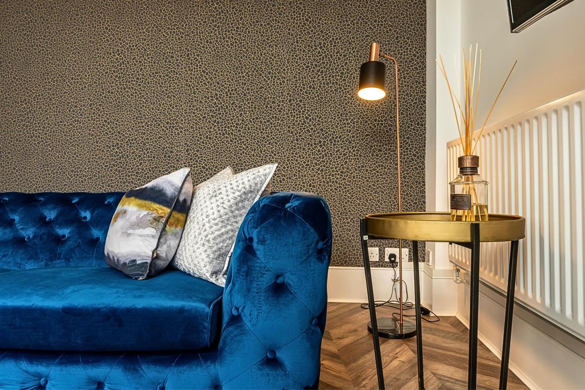 Secret Kensington Garden Mews: Spacious 2-bedroom House With Private Patio *