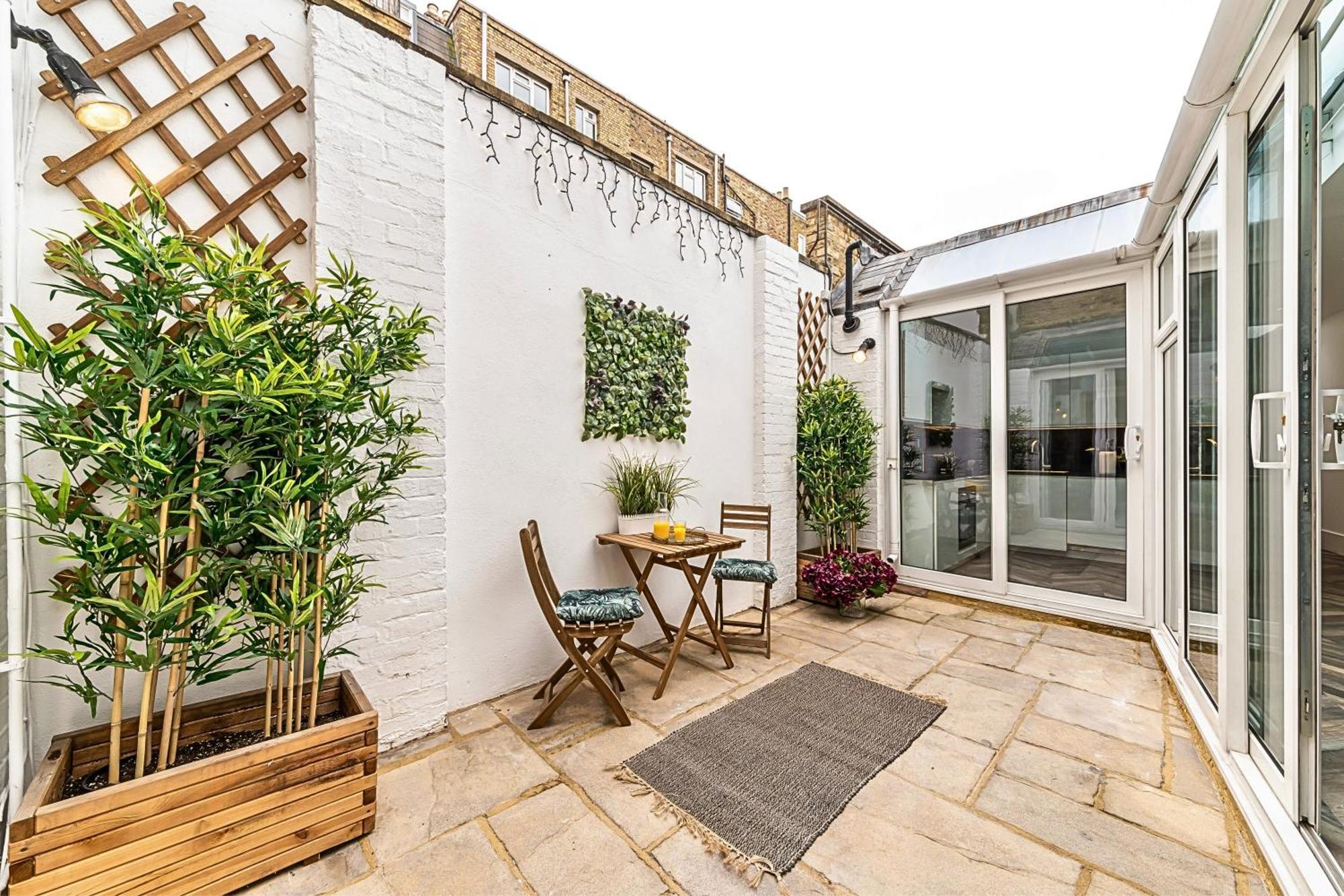 Secret Kensington Garden Mews: Spacious 2-bedroom House With Private Patio * London