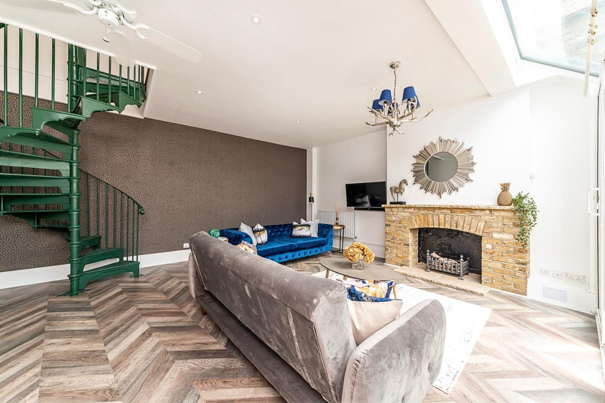 Secret Kensington Garden Mews: Spacious 2-bedroom House With Private Patio London