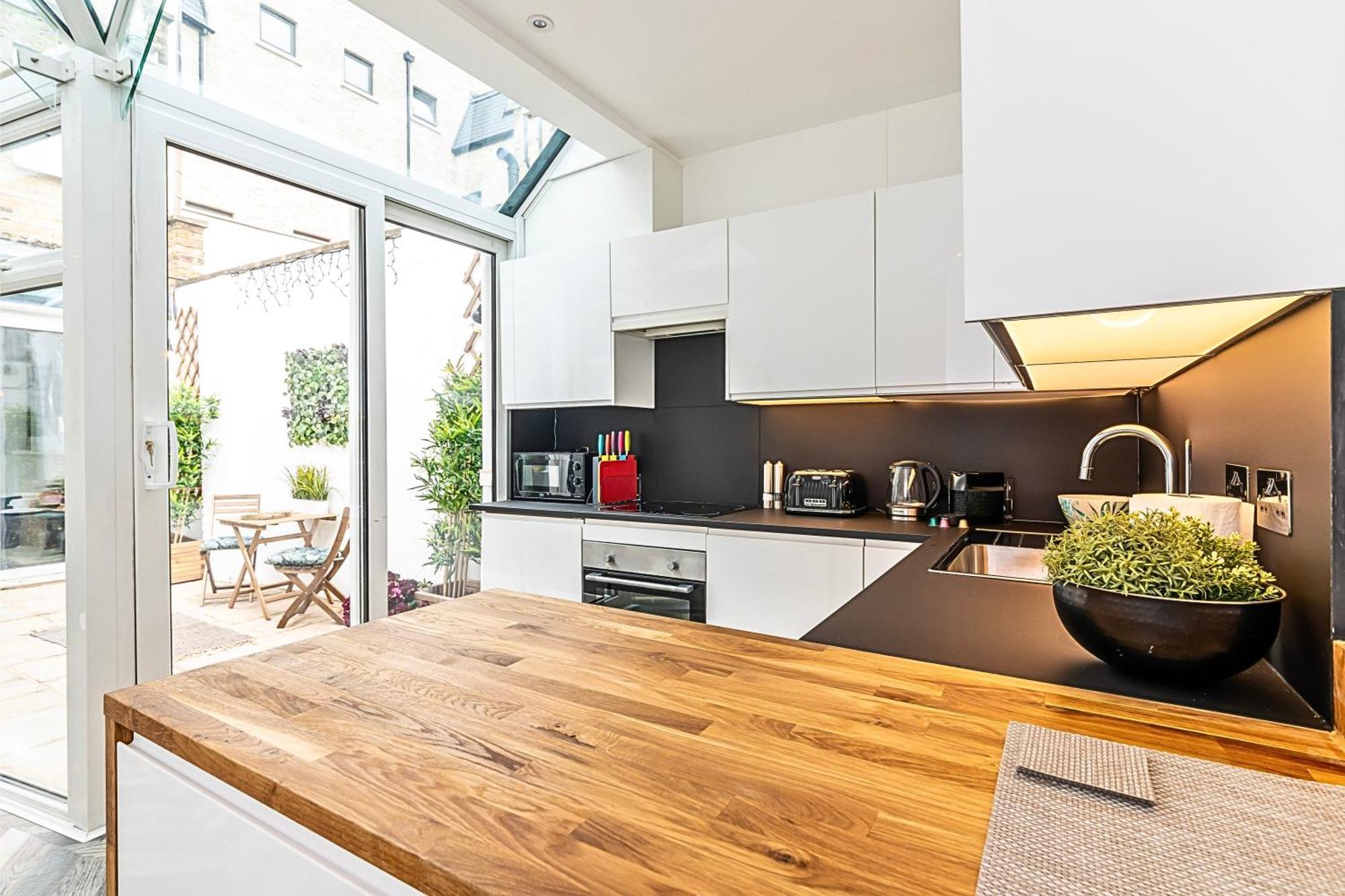 Secret Kensington Garden Mews: Spacious 2-bedroom House With Private Patio *