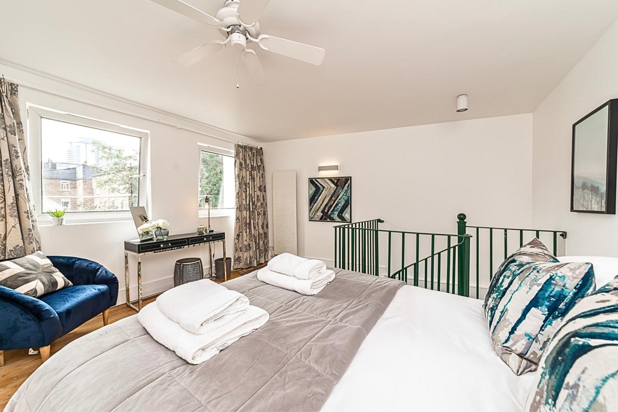 Secret Kensington Garden Mews: Spacious 2-bedroom House With Private Patio Holiday home *