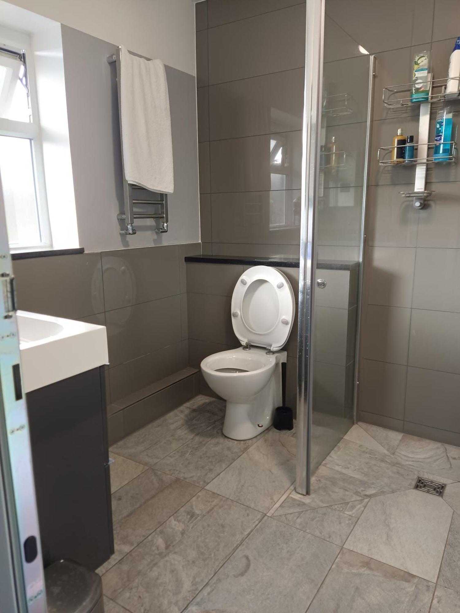 En-suite Soft Water Air Conditioning Tv Neo * London