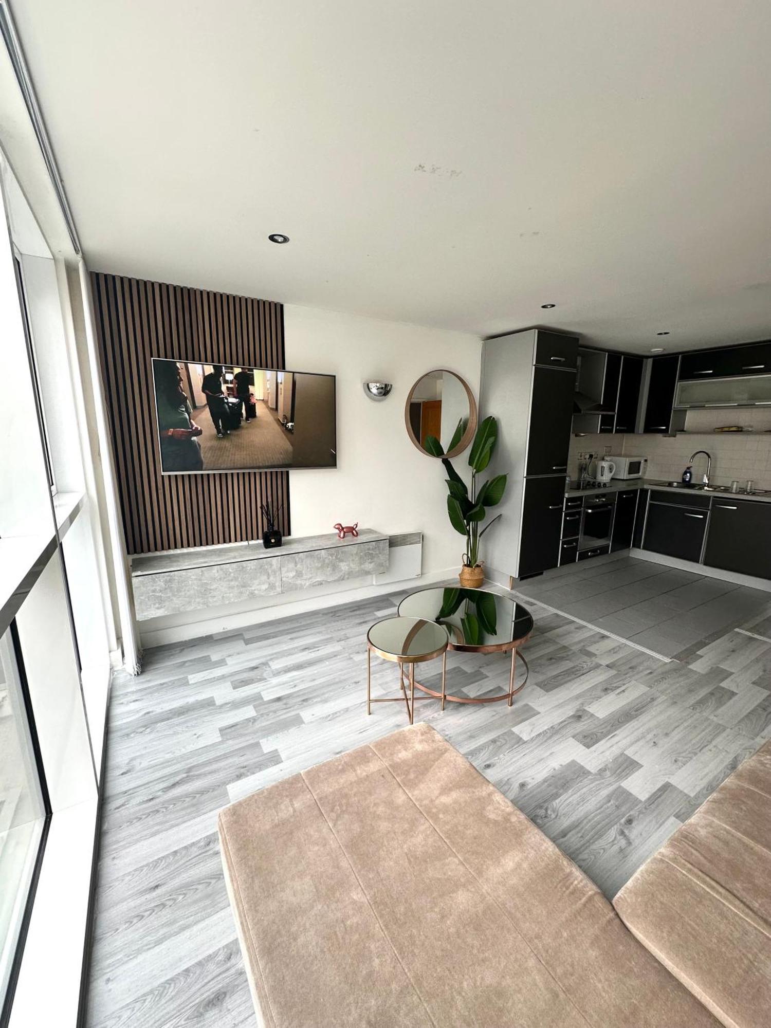 Glam Escape: Lavish Haven Apartment *