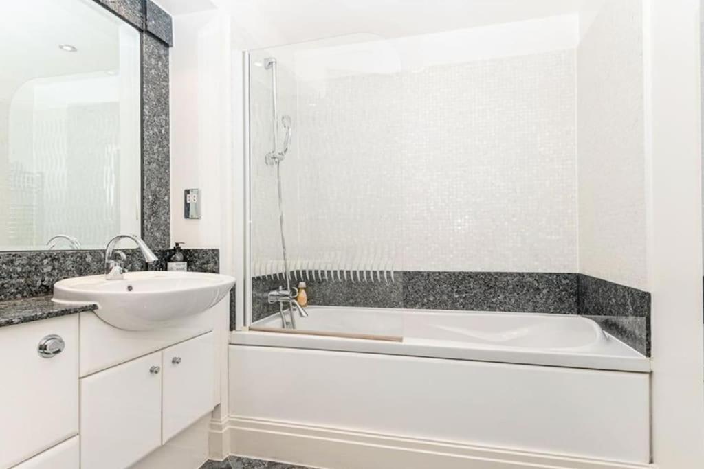 Charming Two Bedroom With Balcony Apartment