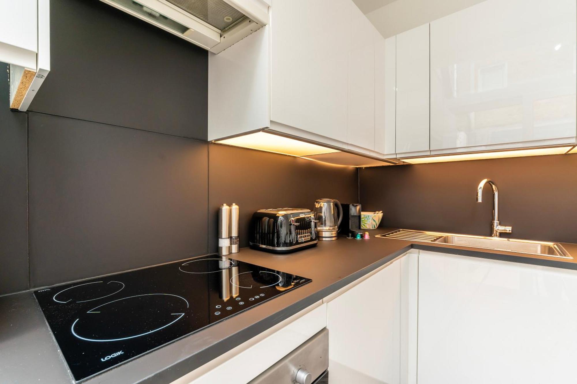 Secret Kensington Garden Mews: Spacious 2-bedroom House With Private Patio *