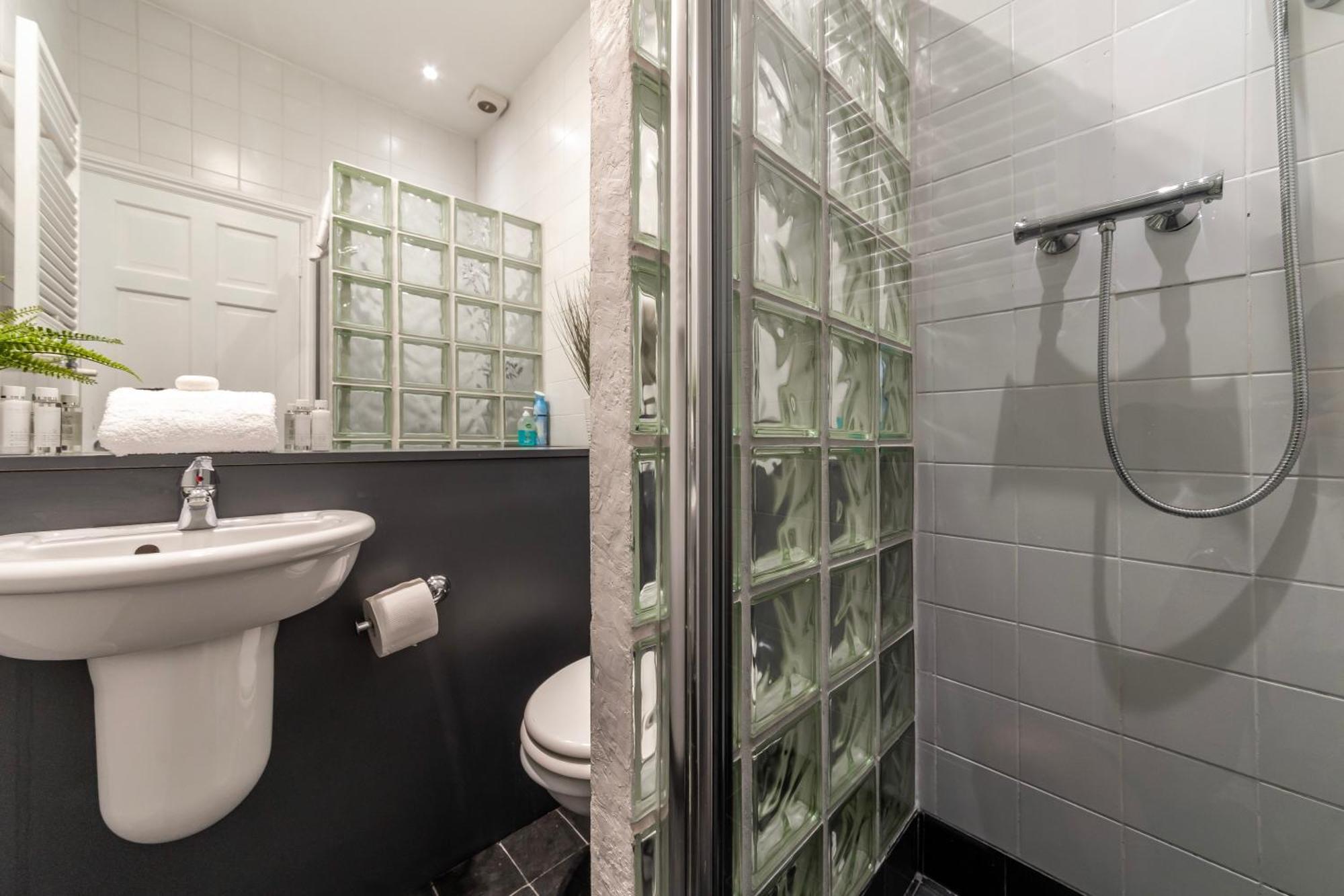 Secret Kensington Garden Mews: Spacious 2-bedroom House With Private Patio Holiday home London