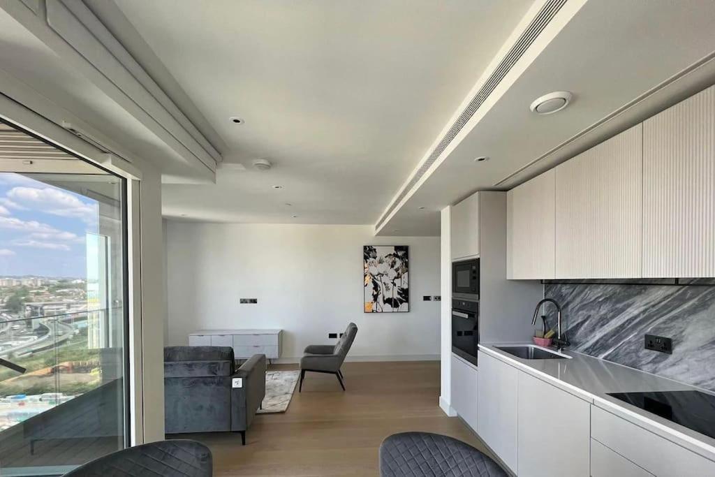 Luxury 2 Bed 2 Bath Modern Flat In White London