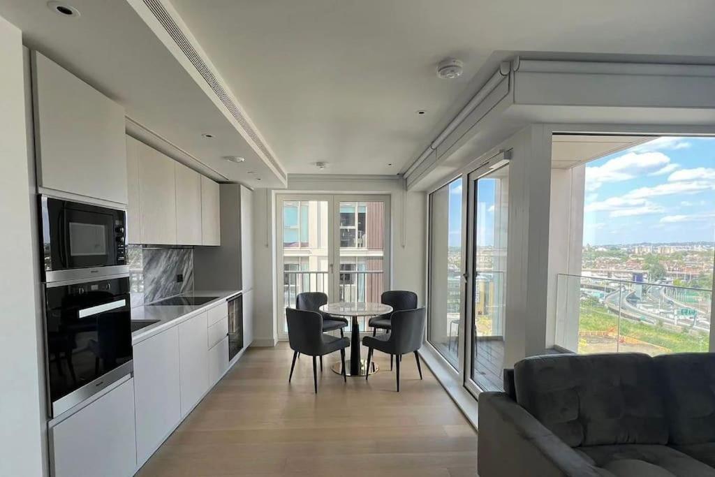 Luxury 2 Bed 2 Bath Modern Flat In White * London