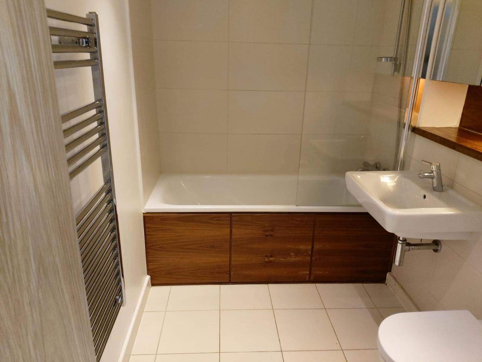 Apartment Heronsgate Gh016 London