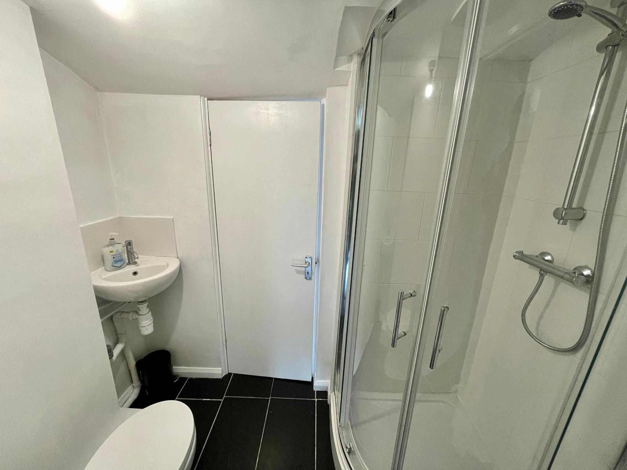 Guest house At Eej London