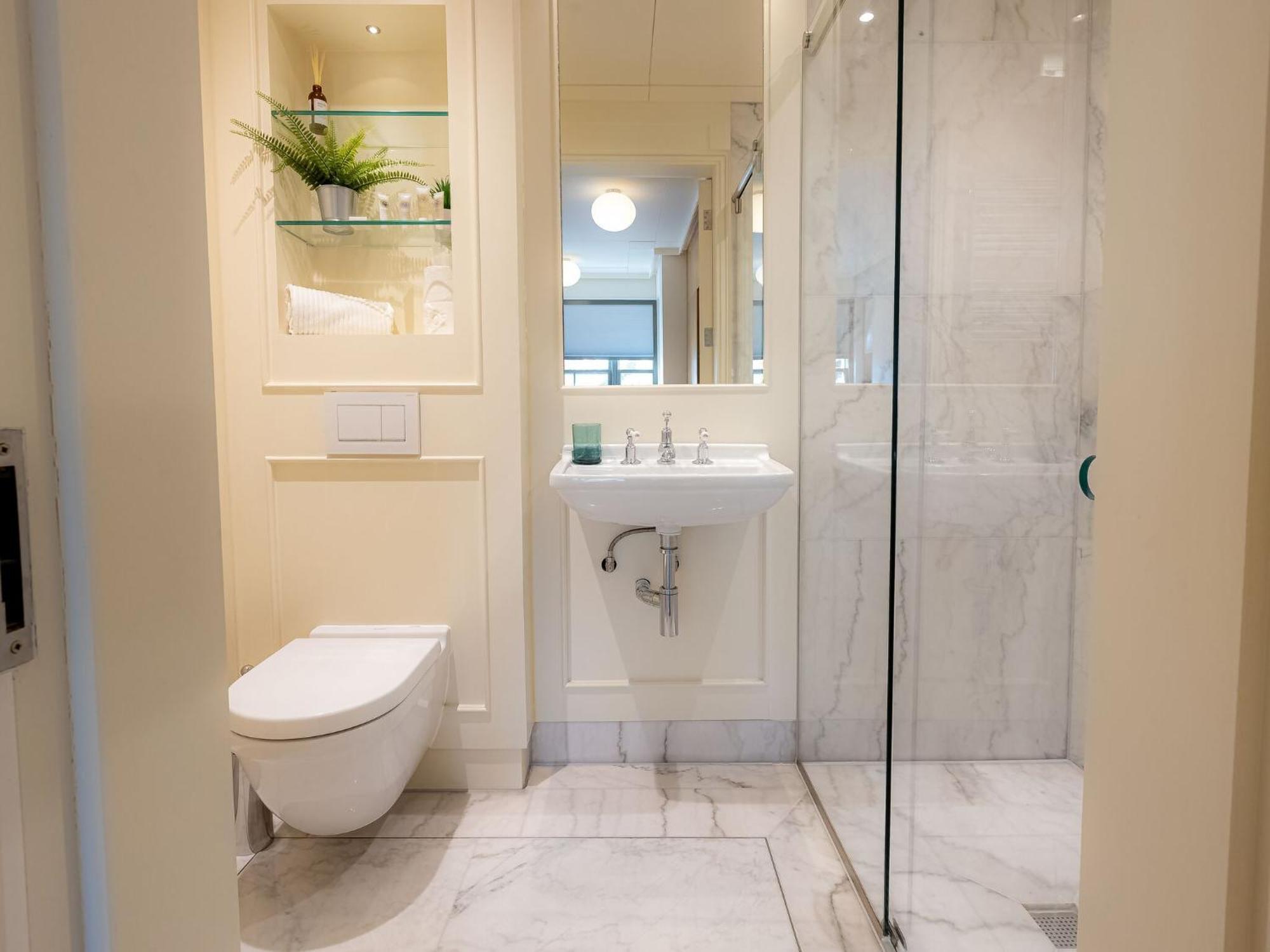 Apartment Modern Deluxe Five Bedroom House Near Chalk Farm Station By Belvilla London