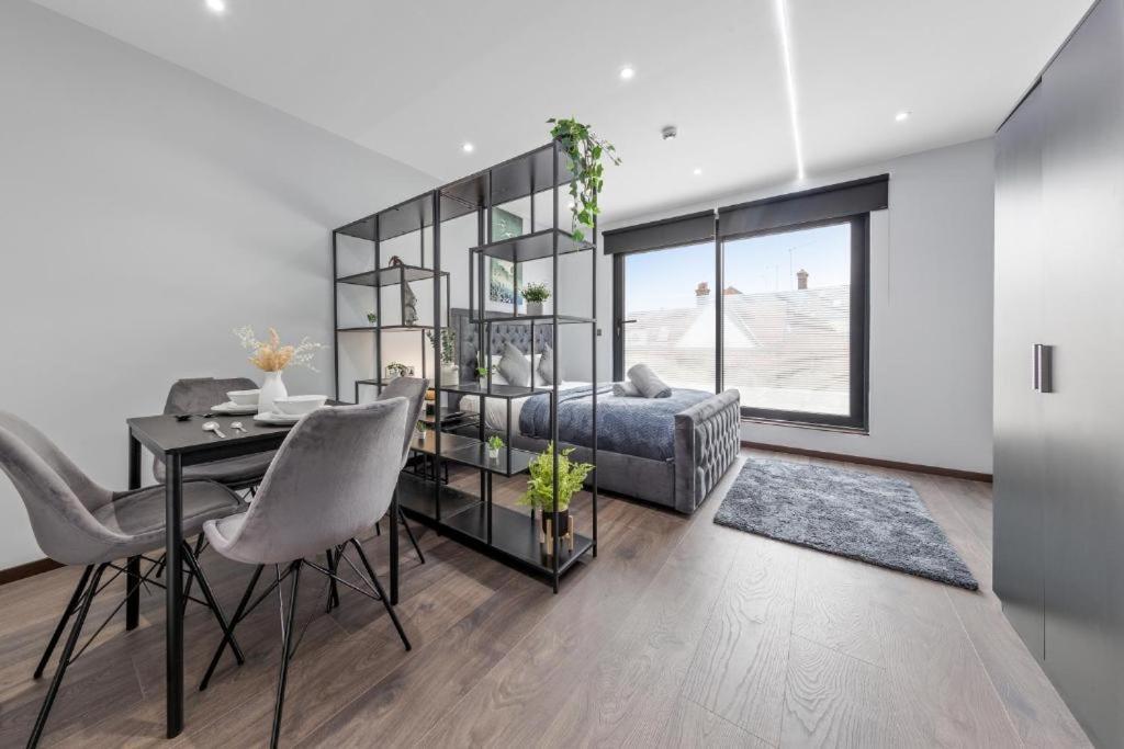 Serviced Golders Near London- 3 London