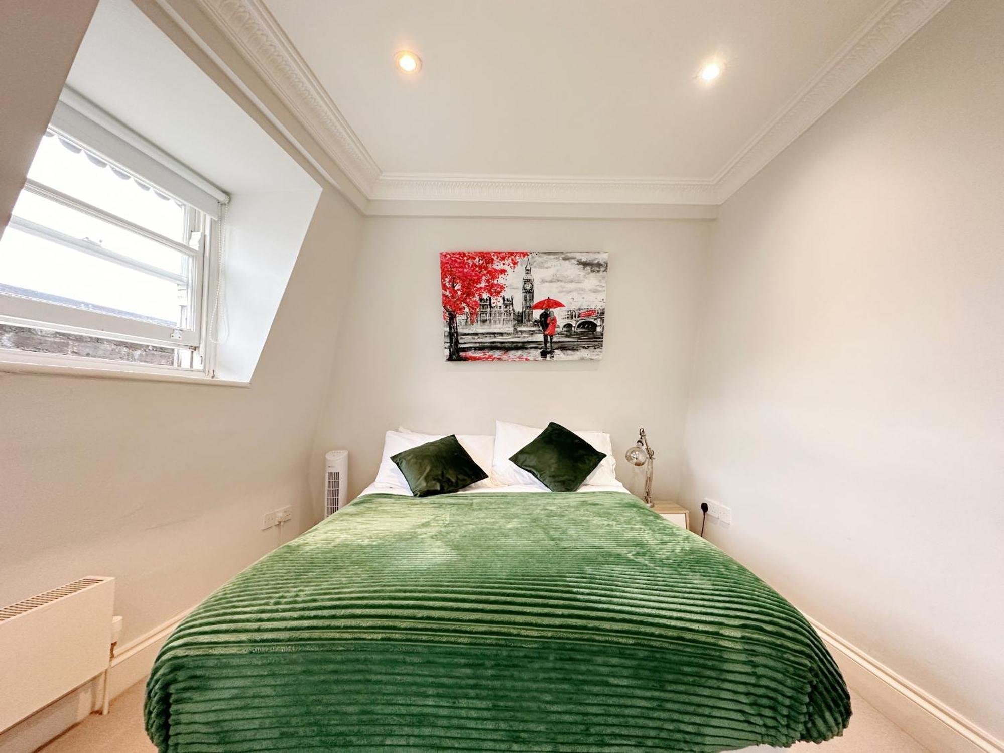 Spacious And Cosy 3brs 5f House In Heart Of Villa London