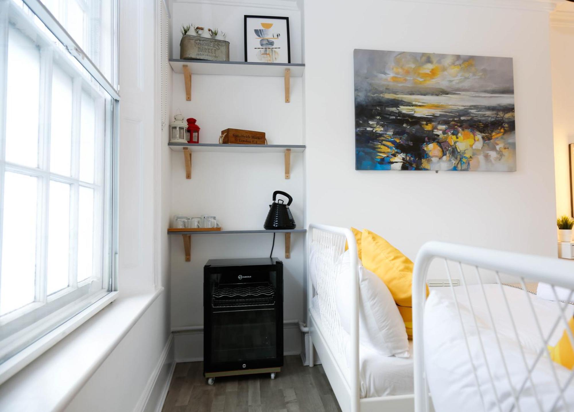 Stylish 1-minute Walk To Camden Town Metro, Shops, Cafes, Bars & Restaurants With Shared Bathrooms Hospedagem domiciliar