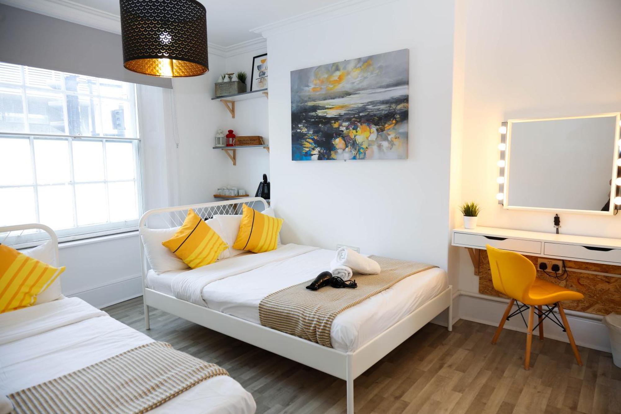 Stylish 1-minute Walk To Camden Town Metro, Shops, Cafes, Bars & Restaurants With Shared Bathrooms Hospedagem domiciliar Londres