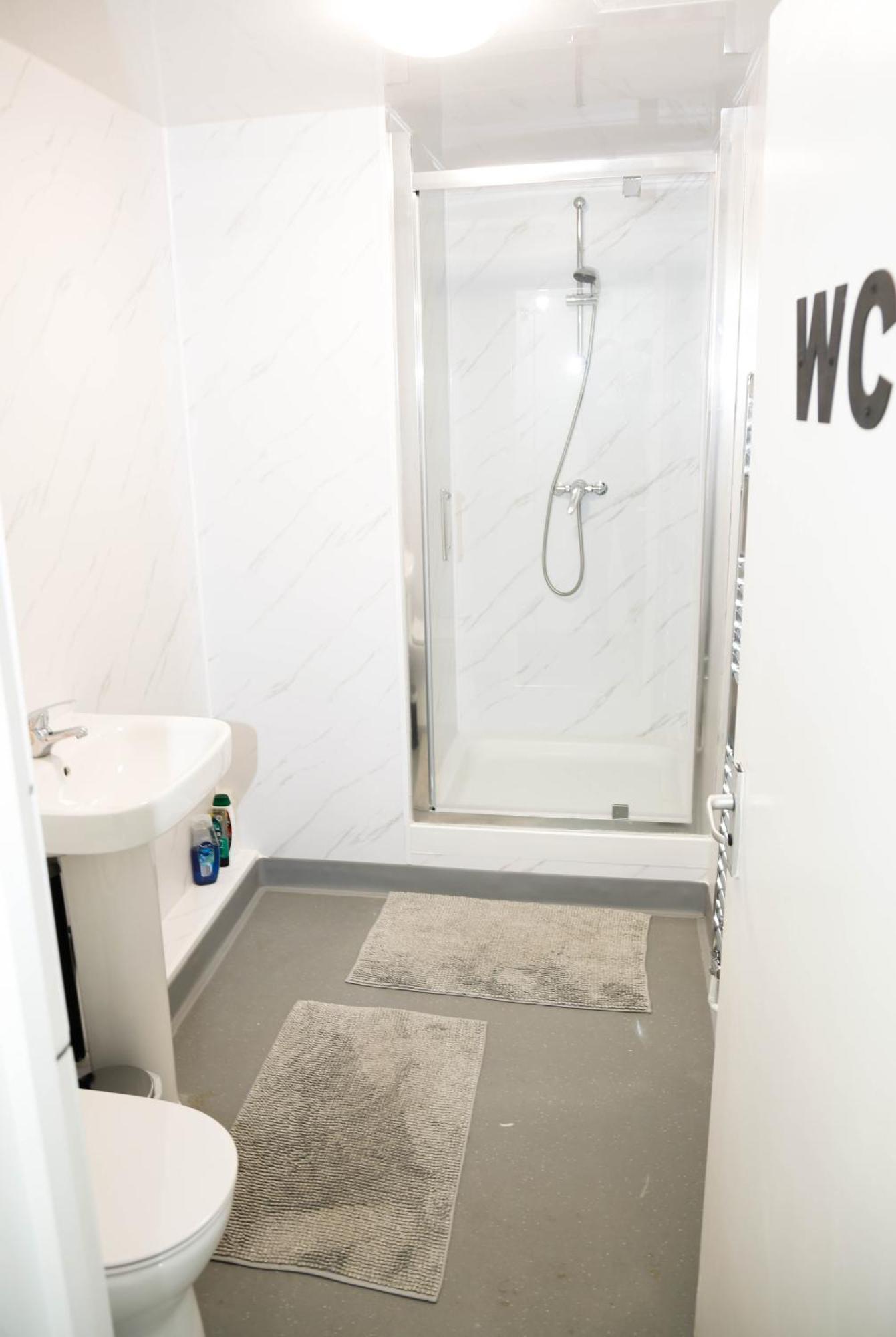 Hospedagem domiciliar Stylish 1-minute Walk To Camden Town Metro, Shops, Cafes, Bars & Restaurants With Shared Bathrooms