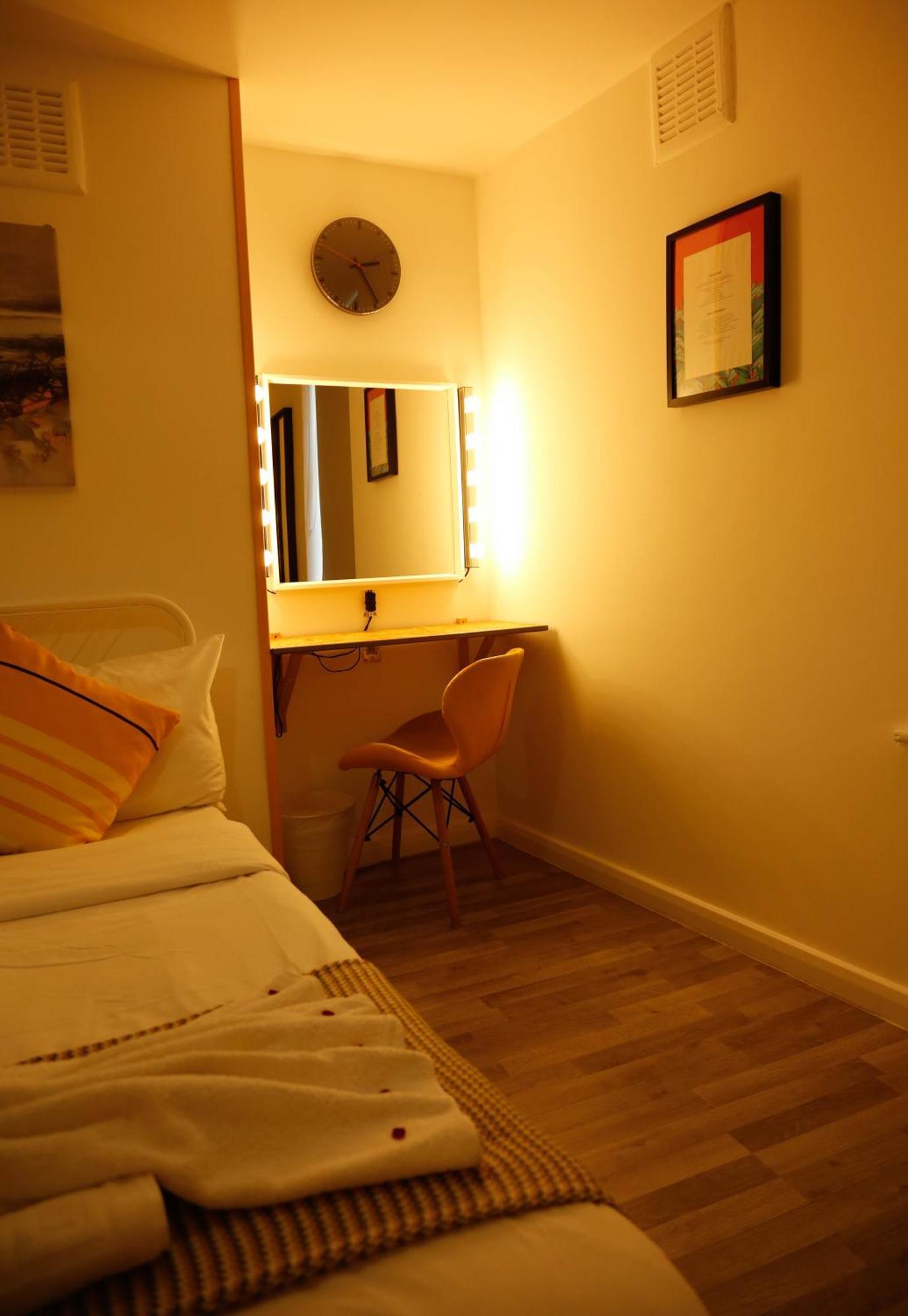 Hospedagem domiciliar Stylish 1-minute Walk To Camden Town Metro, Shops, Cafes, Bars & Restaurants With Shared Bathrooms Londres