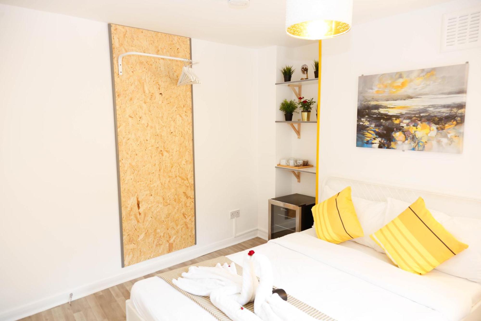 Hospedagem domiciliar Stylish 1-minute Walk To Camden Town Metro, Shops, Cafes, Bars & Restaurants With Shared Bathrooms Londres