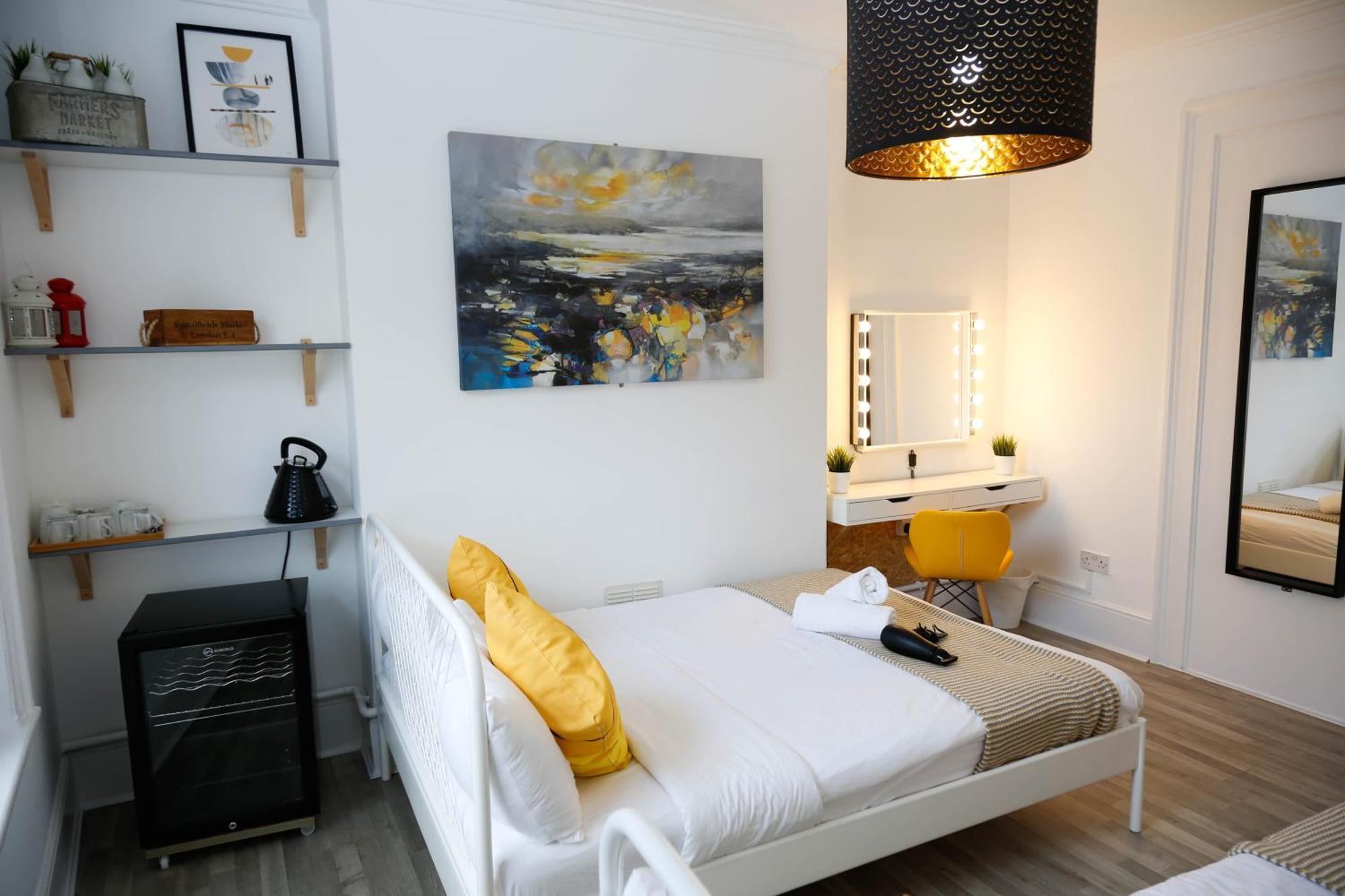 Hospedagem domiciliar Stylish 1-minute Walk To Camden Town Metro, Shops, Cafes, Bars & Restaurants With Shared Bathrooms *