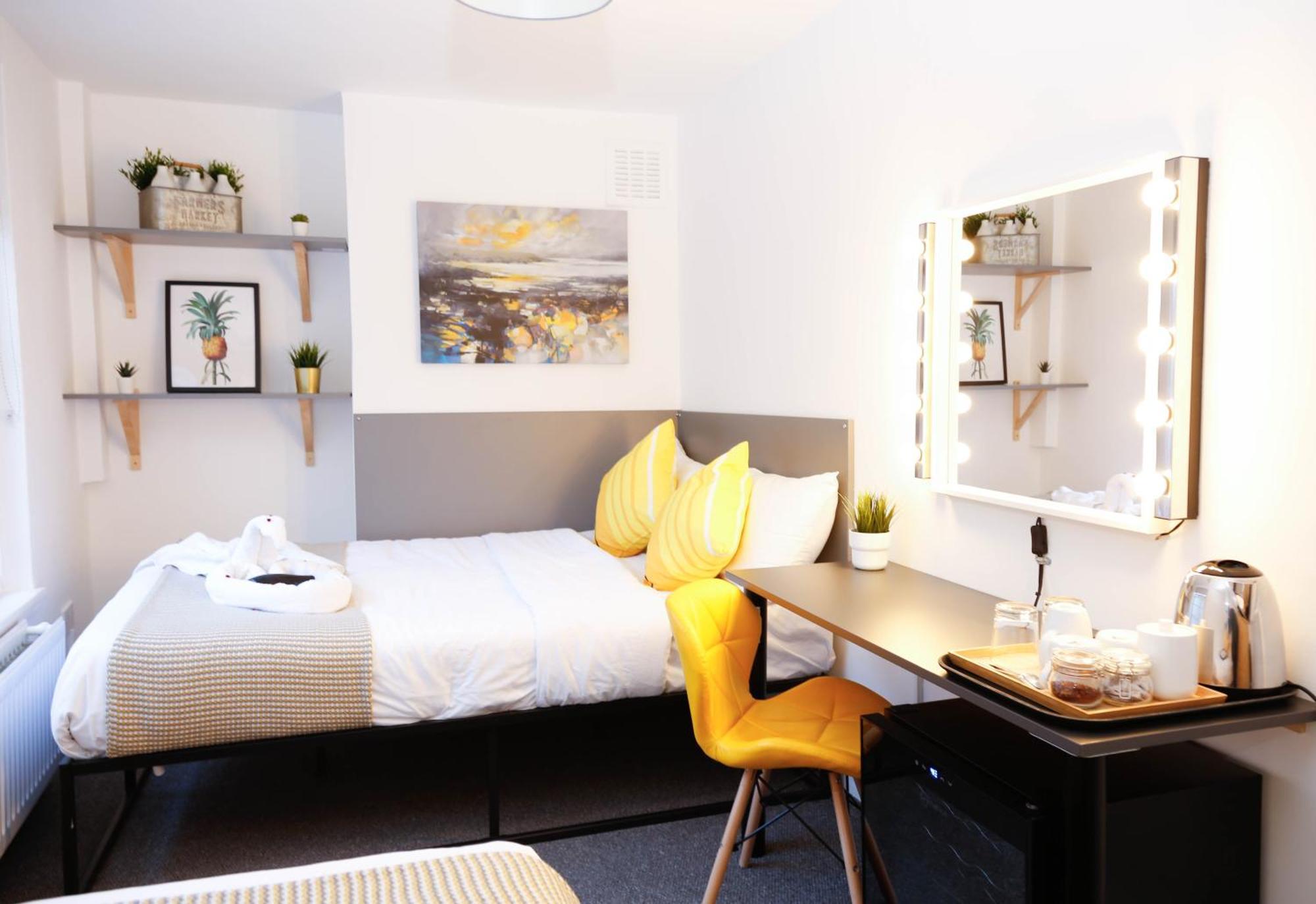 Hospedagem domiciliar Stylish 1-minute Walk To Camden Town Metro, Shops, Cafes, Bars & Restaurants With Shared Bathrooms *