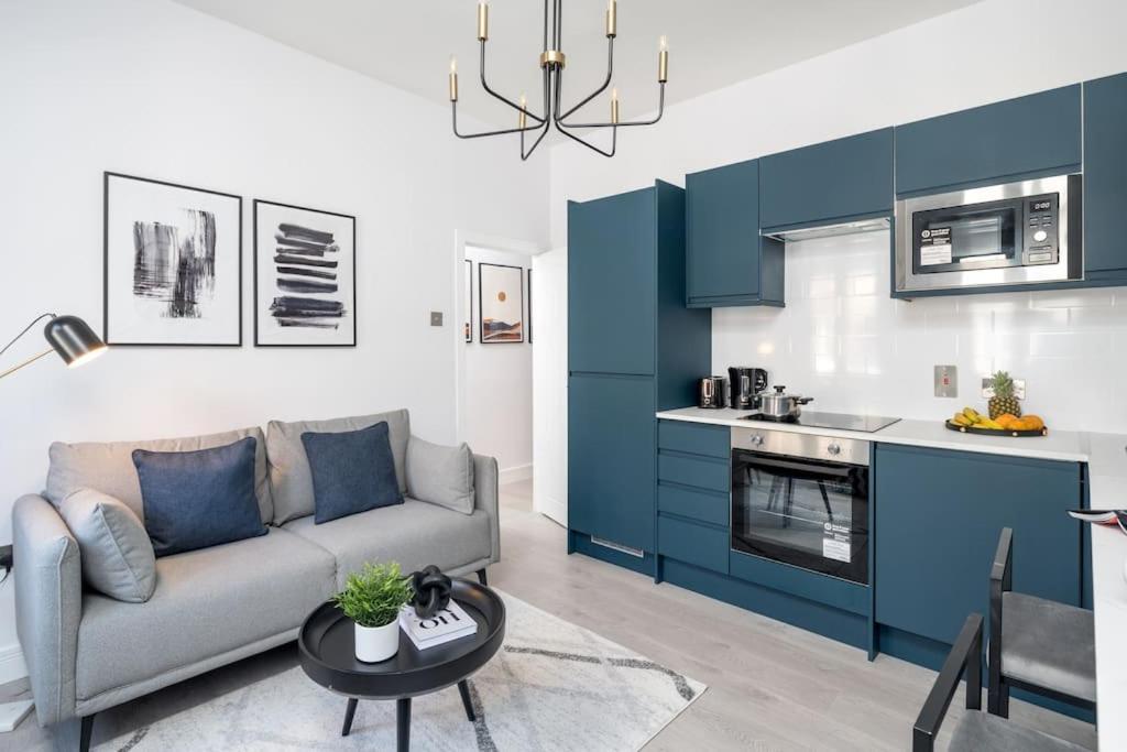 3 Bed New House ! Perfect Location- 5 Minutes From Tube Station Apartment *