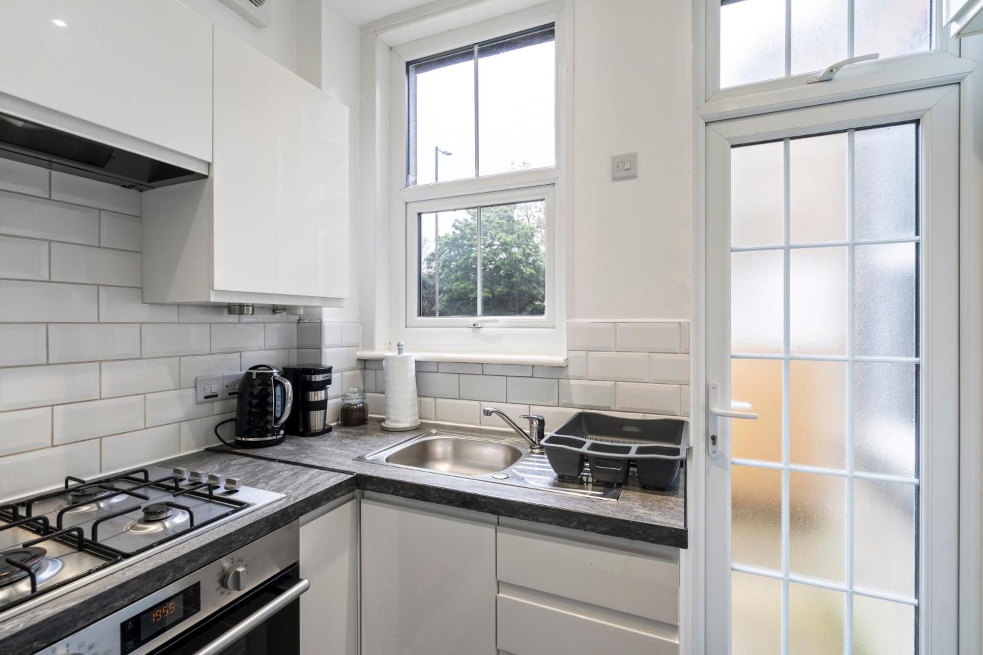 Modern 3 Bedroom In Wimbeldon Park * London