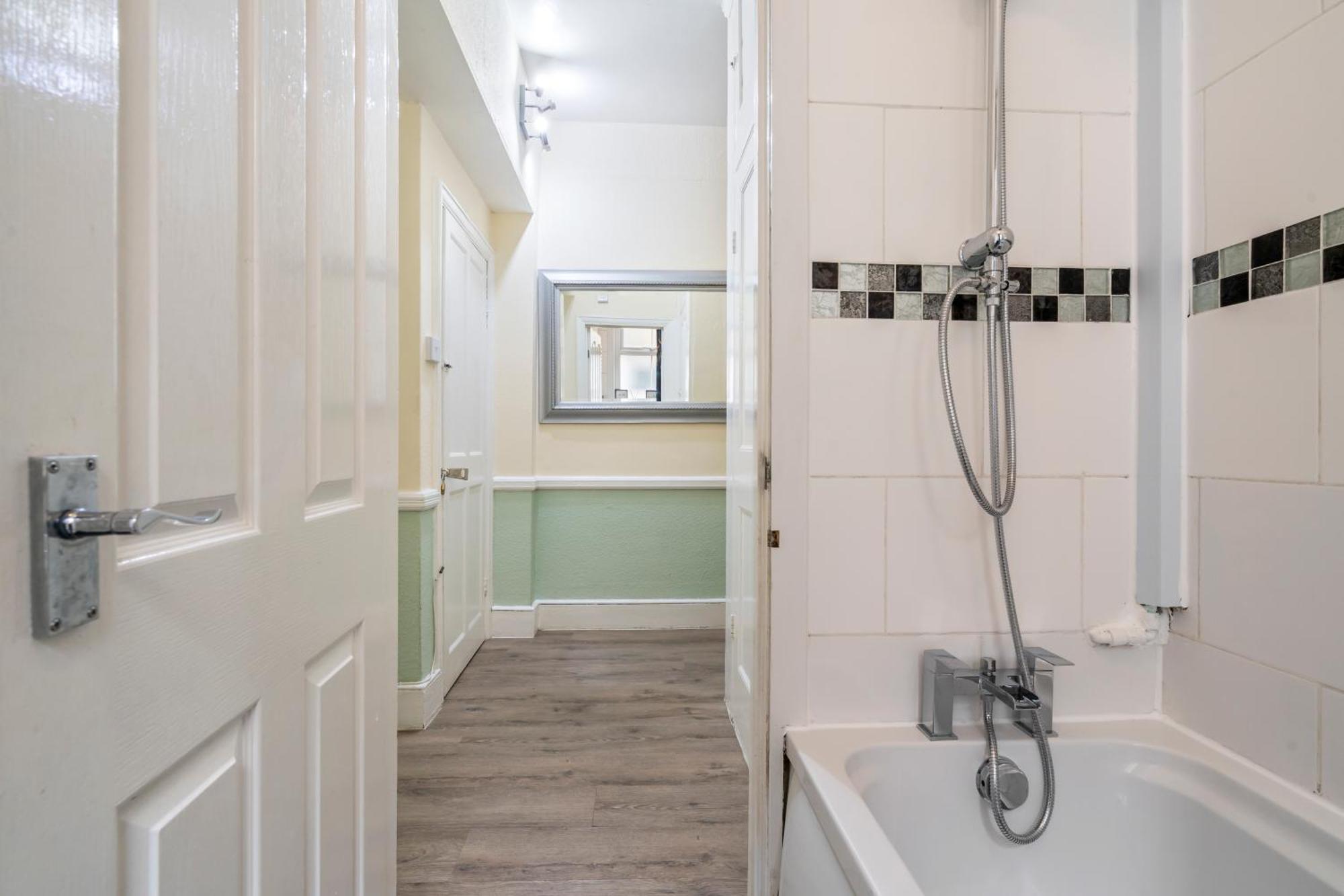 Modern 3 Bedroom In Wimbeldon Park Apartment London