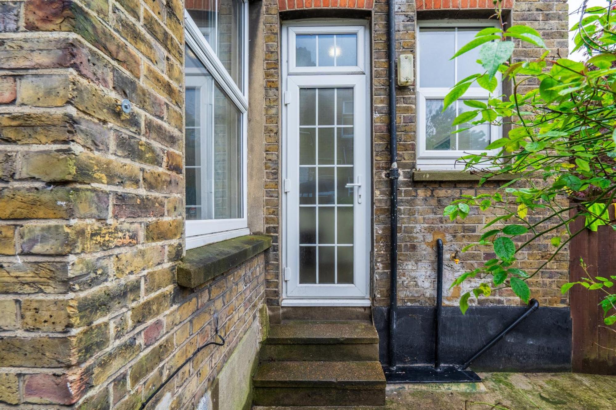 Modern 3 Bedroom In Wimbeldon Park Apartment