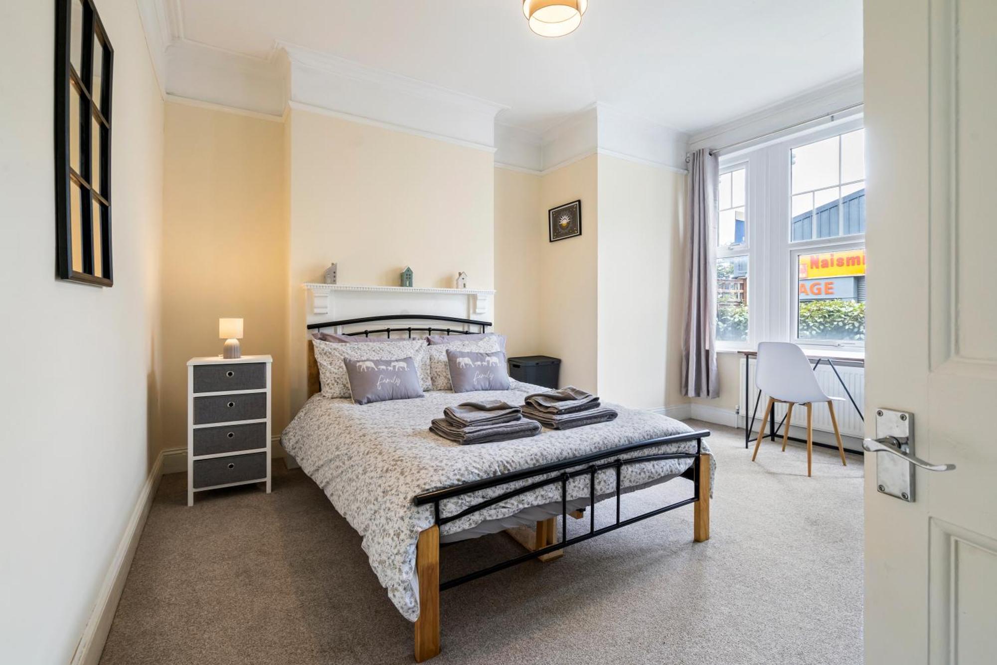 Modern 3 Bedroom In Wimbeldon Park Apartment