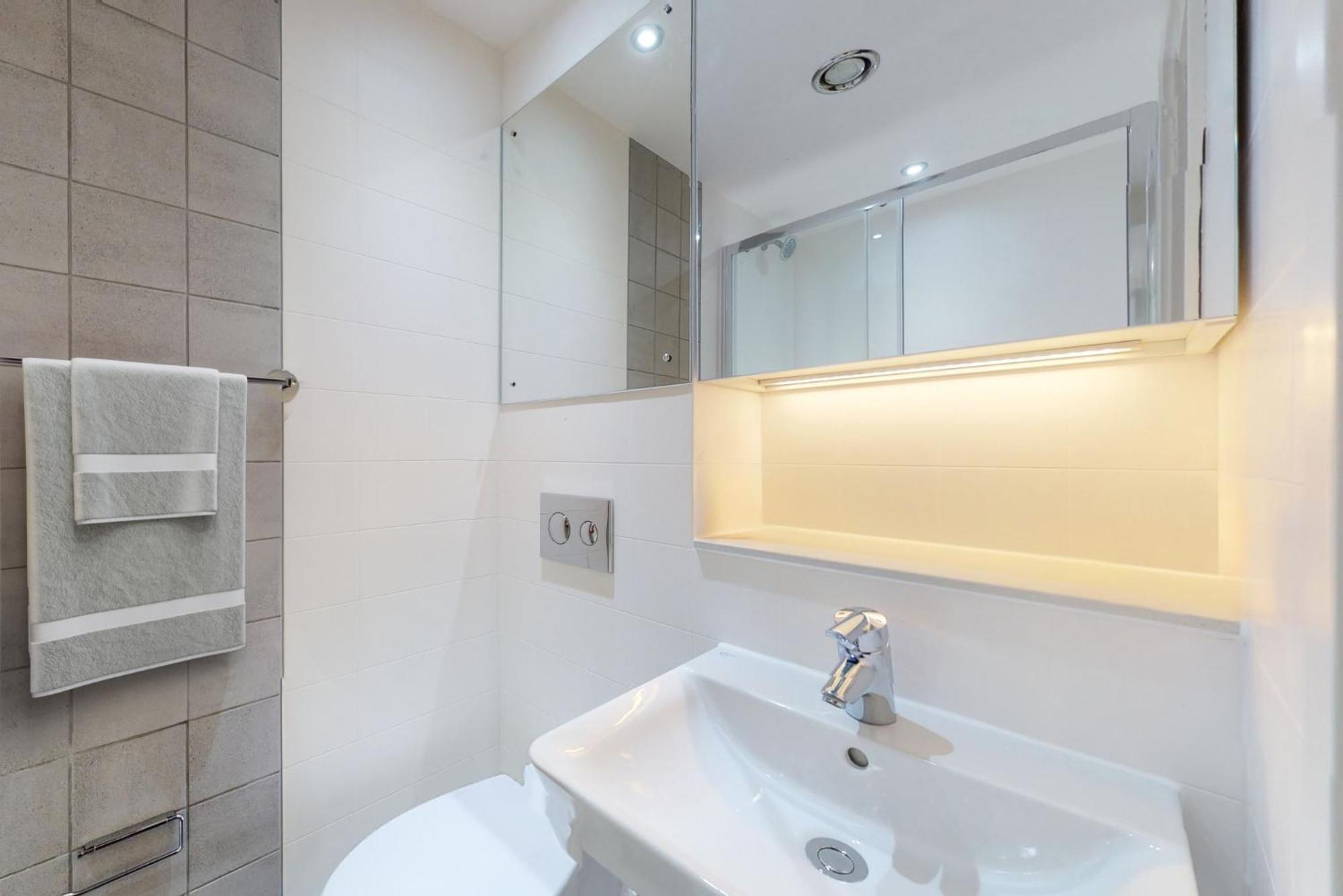 Apartment And Ensuite Bedrooms With Shared Kitchen At Chapter Ealing Right Next To North Acton Tube Station