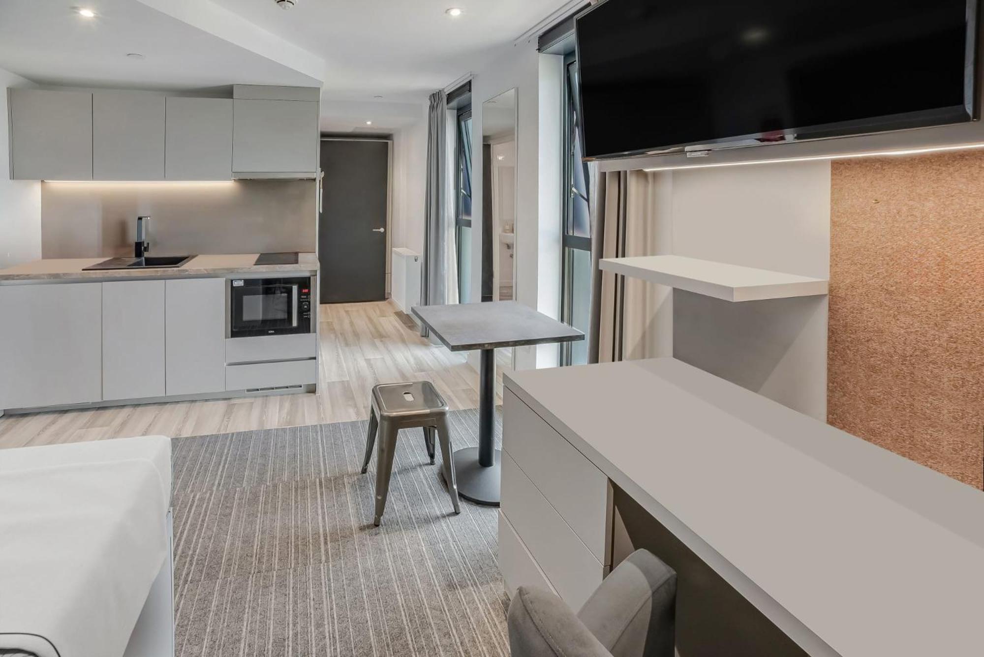 And Ensuite Bedrooms With Shared Kitchen At Chapter Ealing Right Next To North Acton Tube Station Apartment *