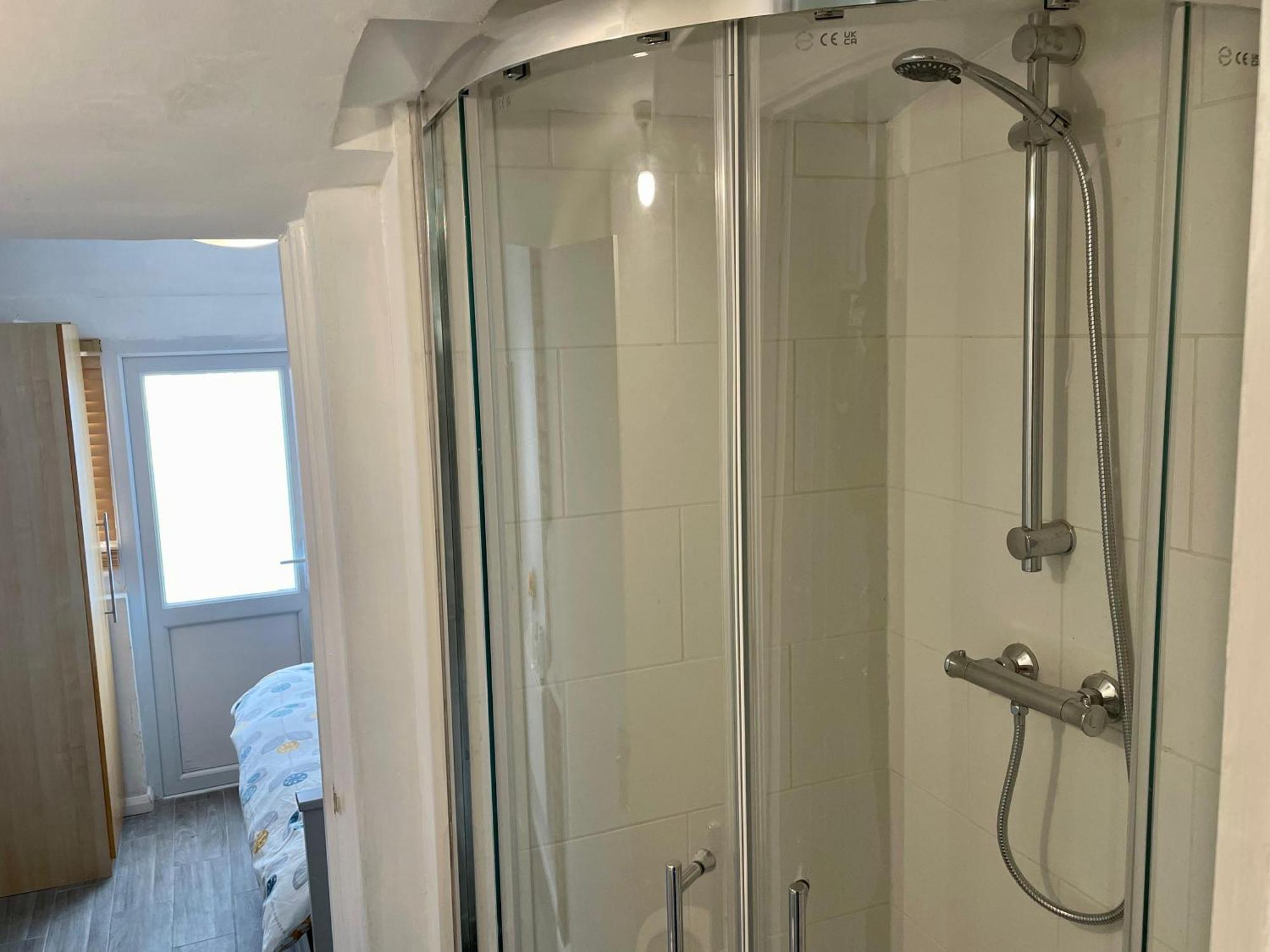 Guest house At Eej London