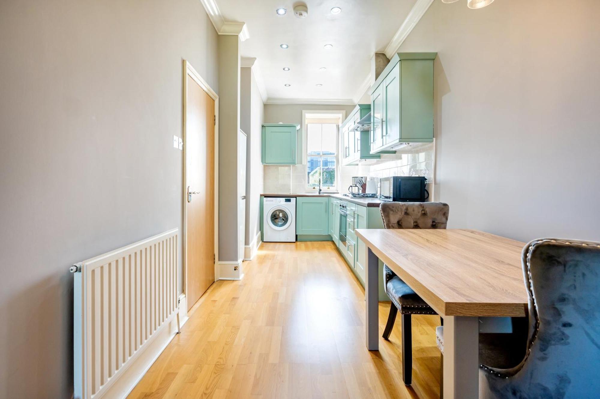 Large 1 Bedroom In Center Of