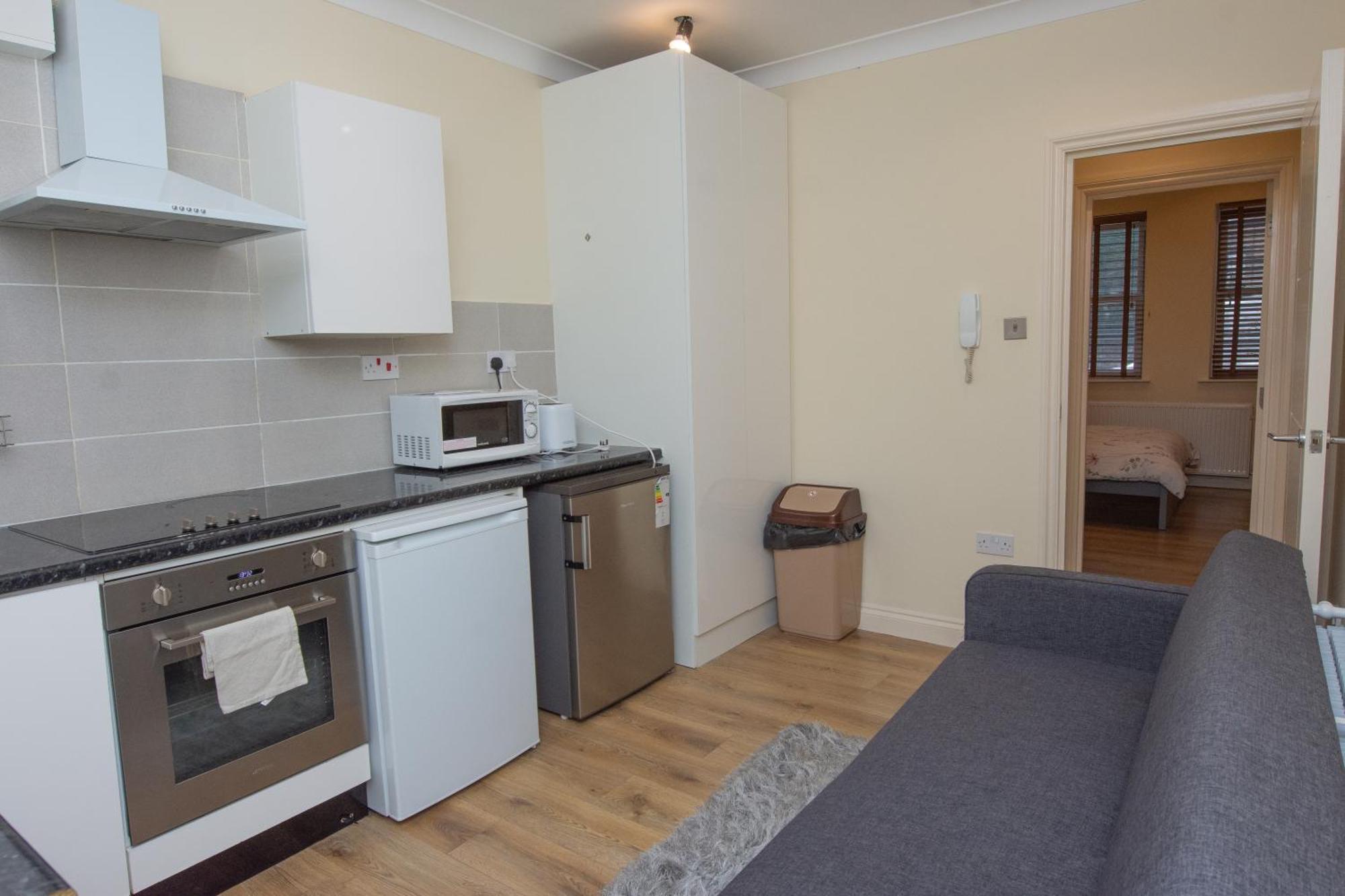Charming 1-bed In Apartment *