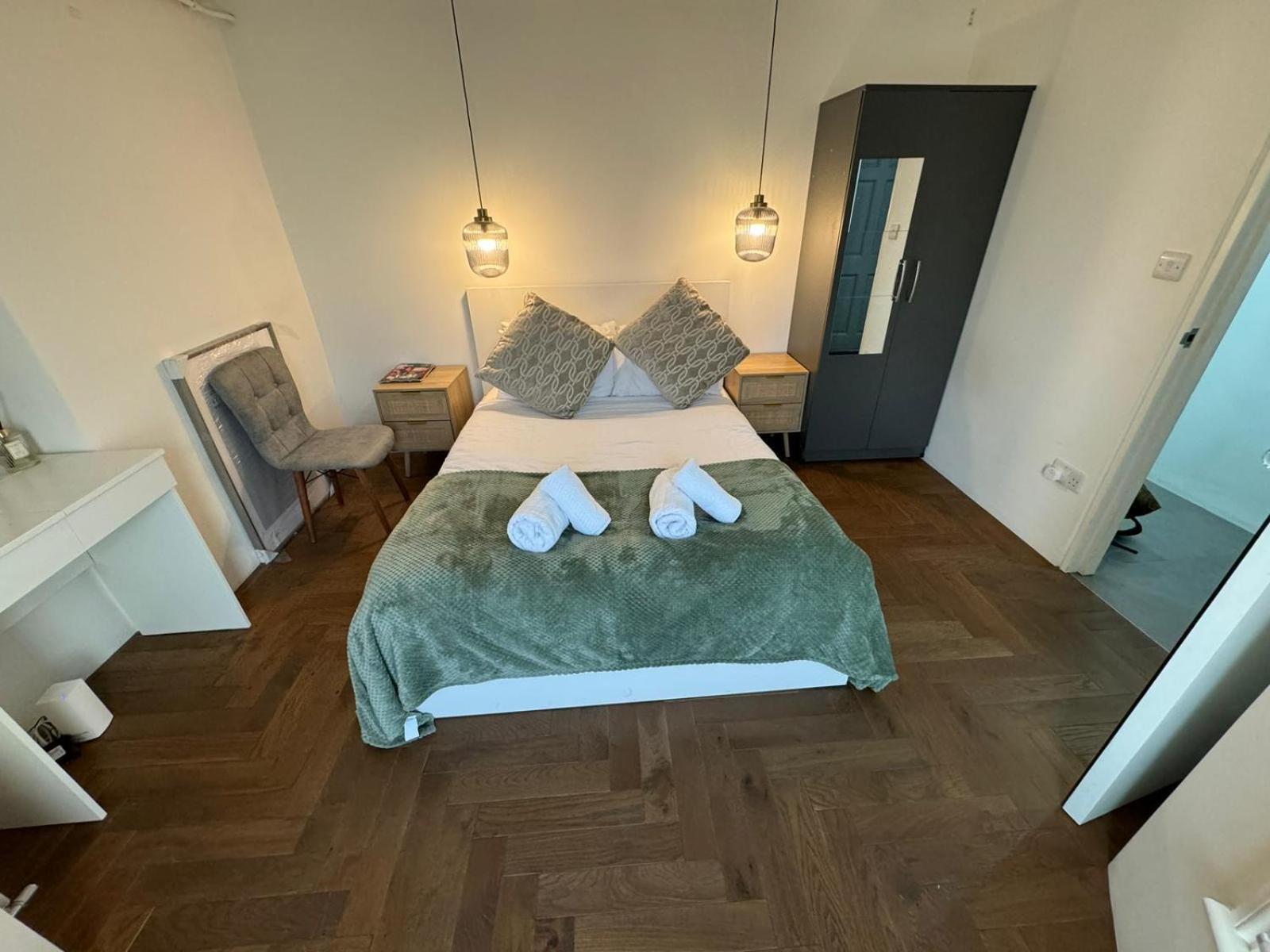 Stylish Modern Flat With Private Garden In Maida Vale *