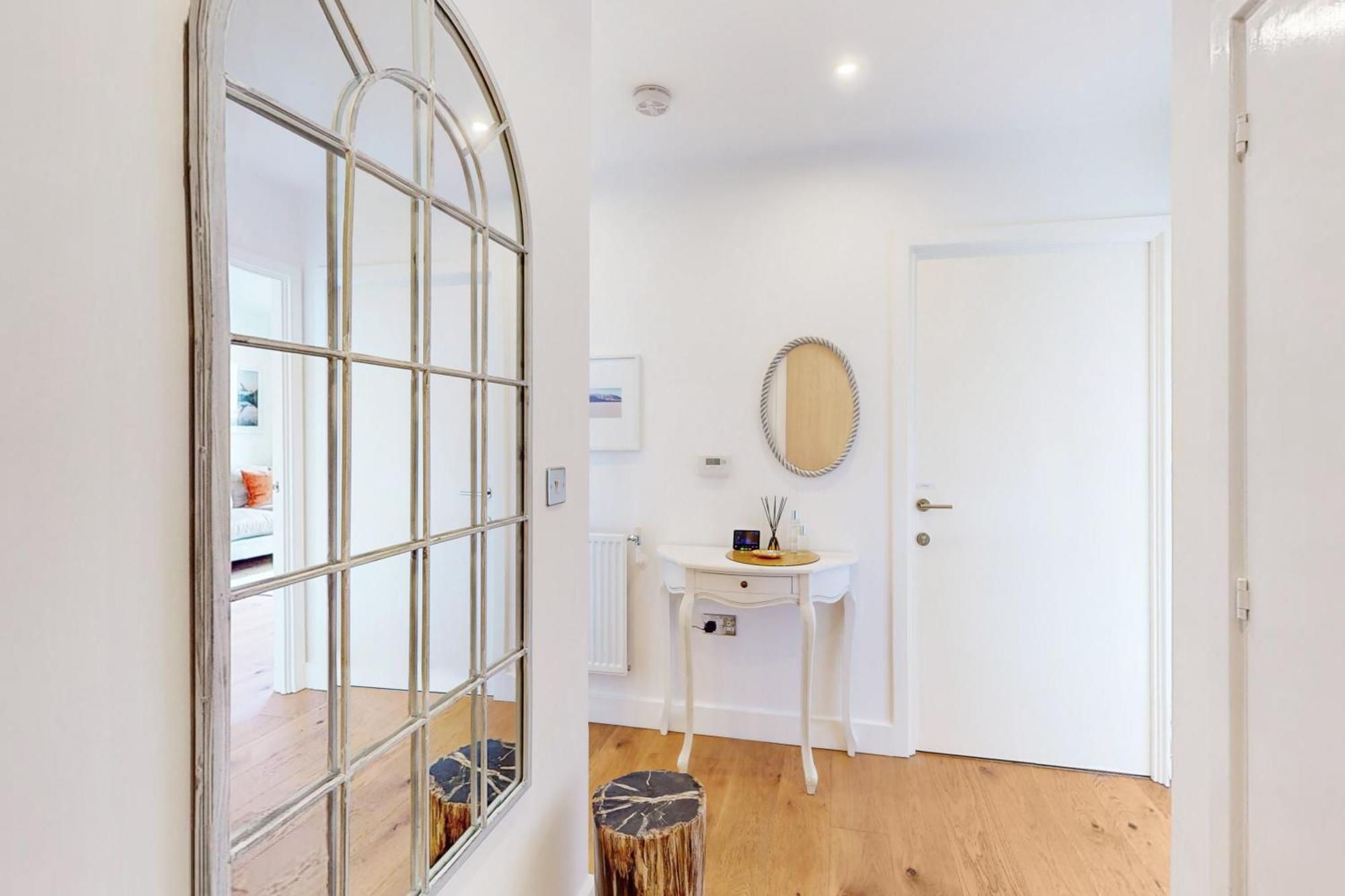 Apartment Lovely With Balcony - 3 Min To Station London