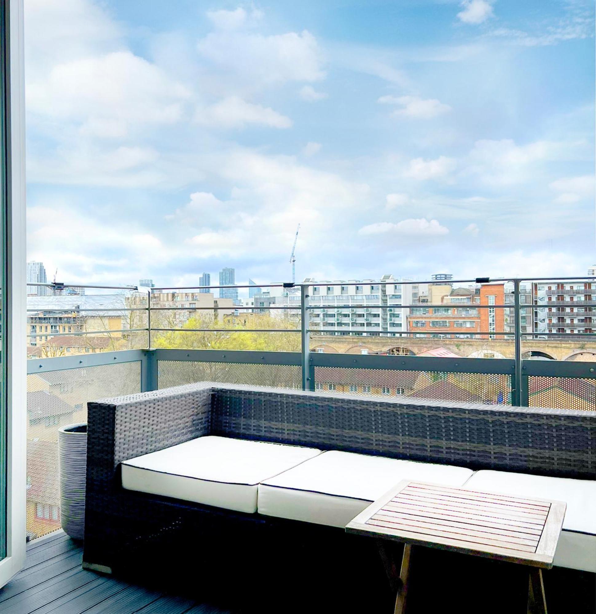 Lovely With Balcony - 3 Min To Station * London