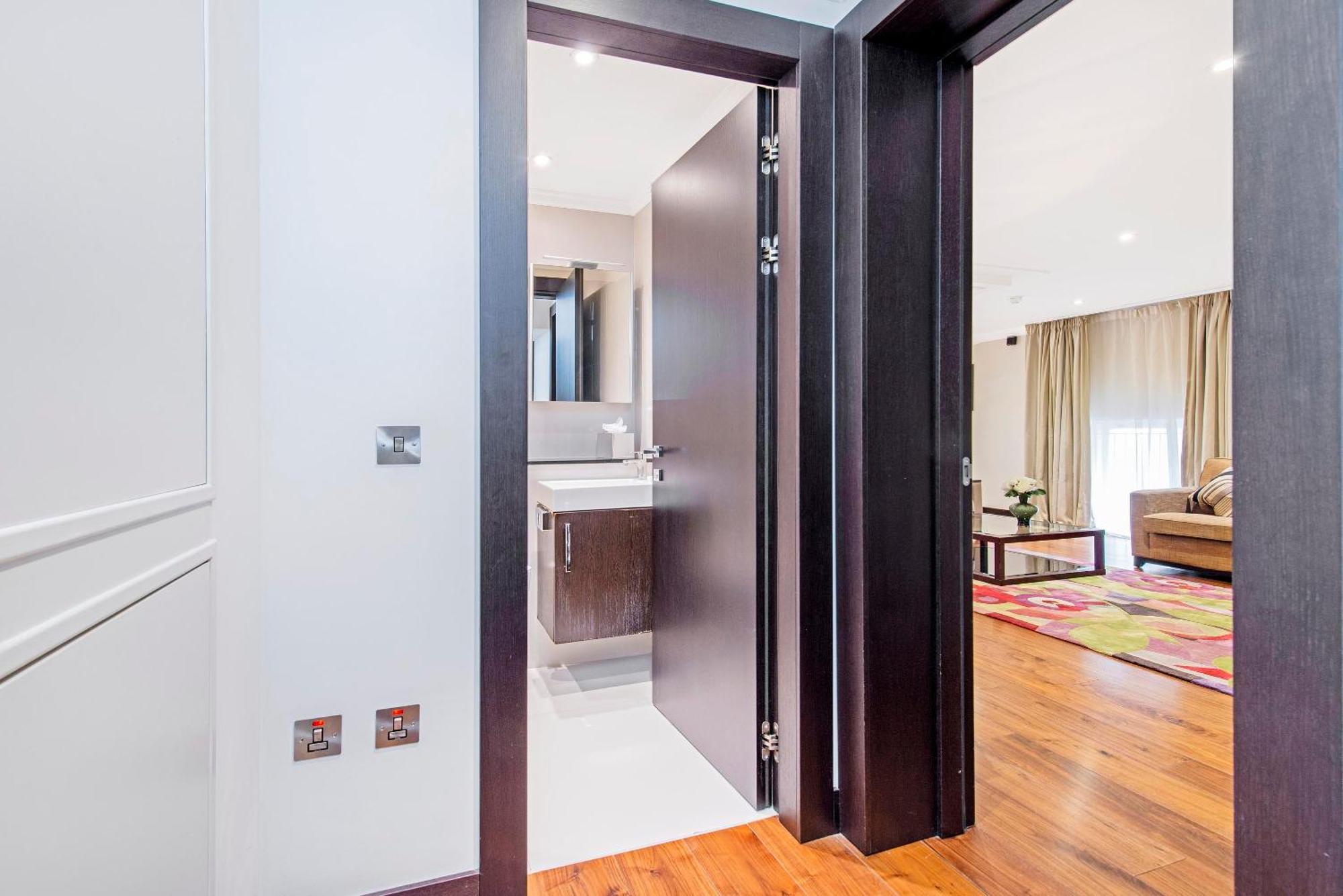 Aparthotel 130 Queen's Gate 5*