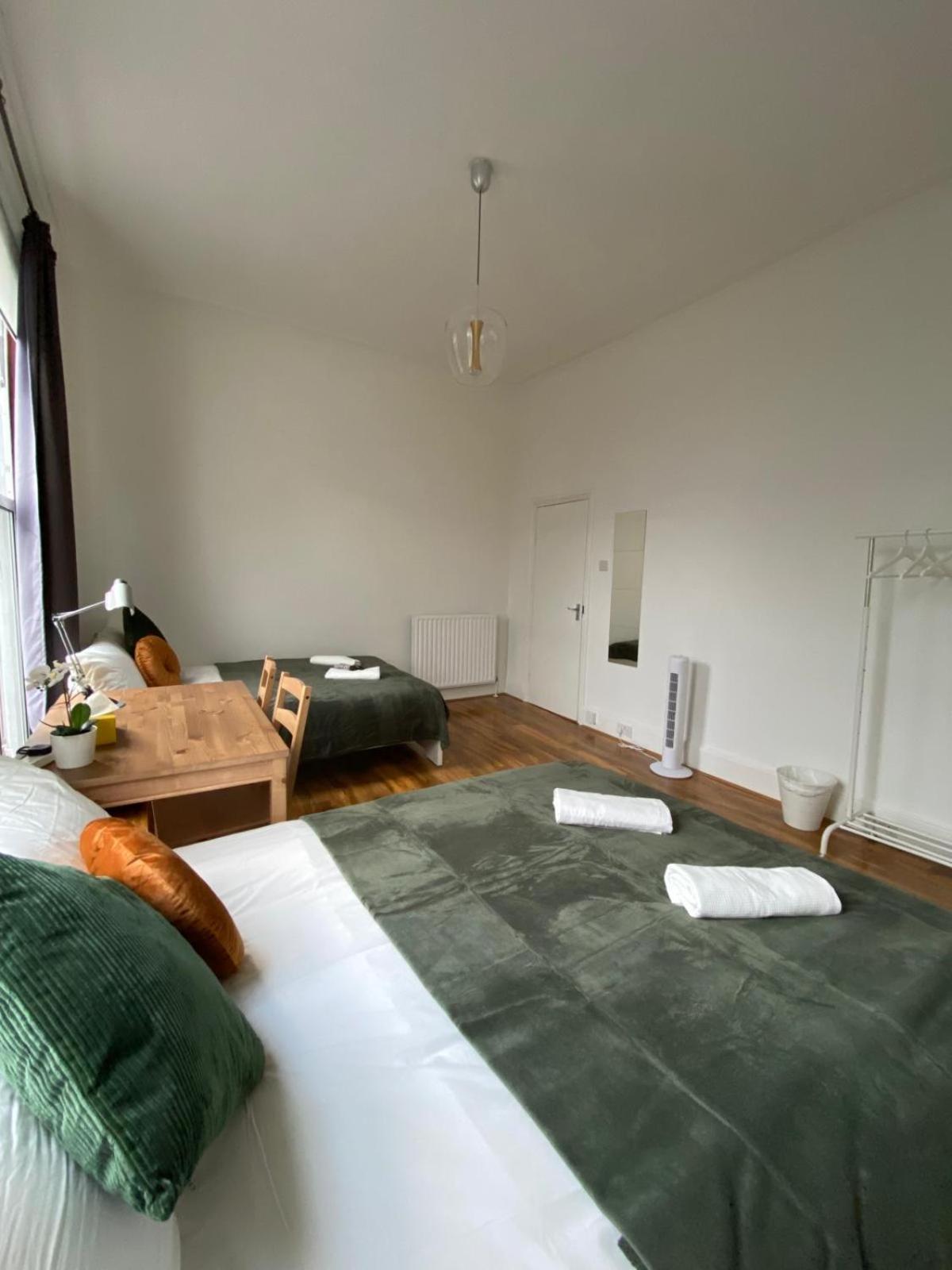 Guest house Comfy Private Bedrooms Across The Euston Station