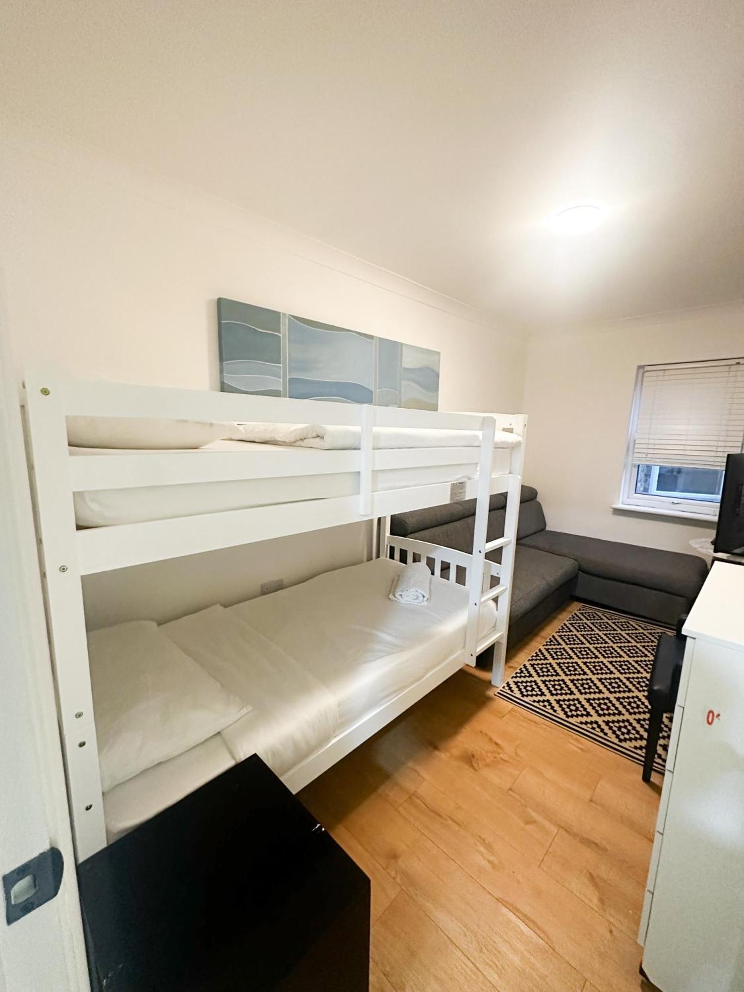 Flat 2 In Aldgate Apartment