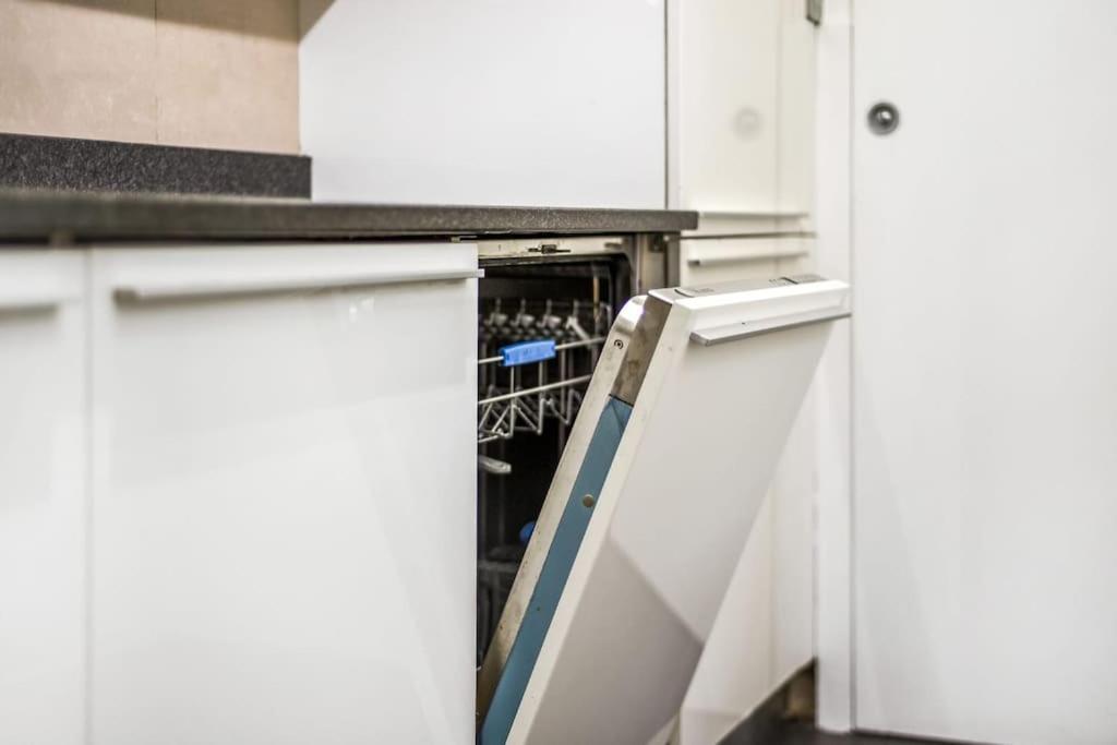 Chic 2br Flat Near Edgware Road & 6mins Walk To Marble Arch Station With Free Wi-fi Apartment *