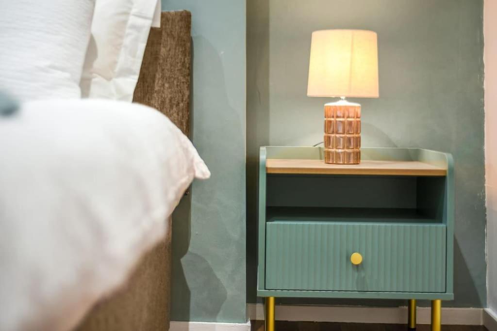 Chic 2br Flat Near Edgware Road & 6mins Walk To Marble Arch Station With Free Wi-fi