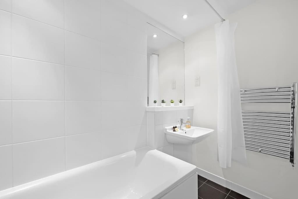 Apartment Spacious 2-bed Short Term & Flexible Renting Canary Wharf!