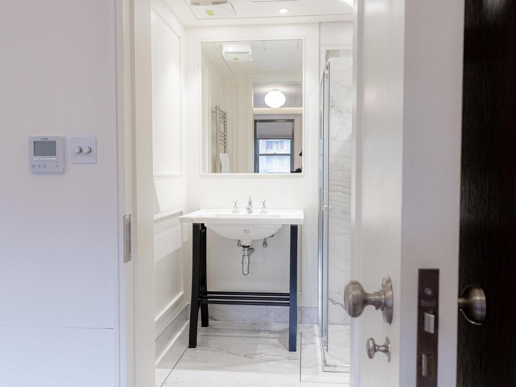 Modern Deluxe Five Bedroom House Near Chalk Farm Station By Belvilla London