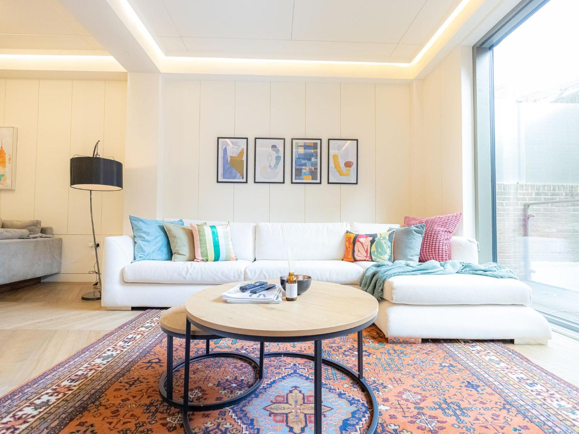 Modern Deluxe Five Bedroom House Near Chalk Farm Station By Belvilla * London