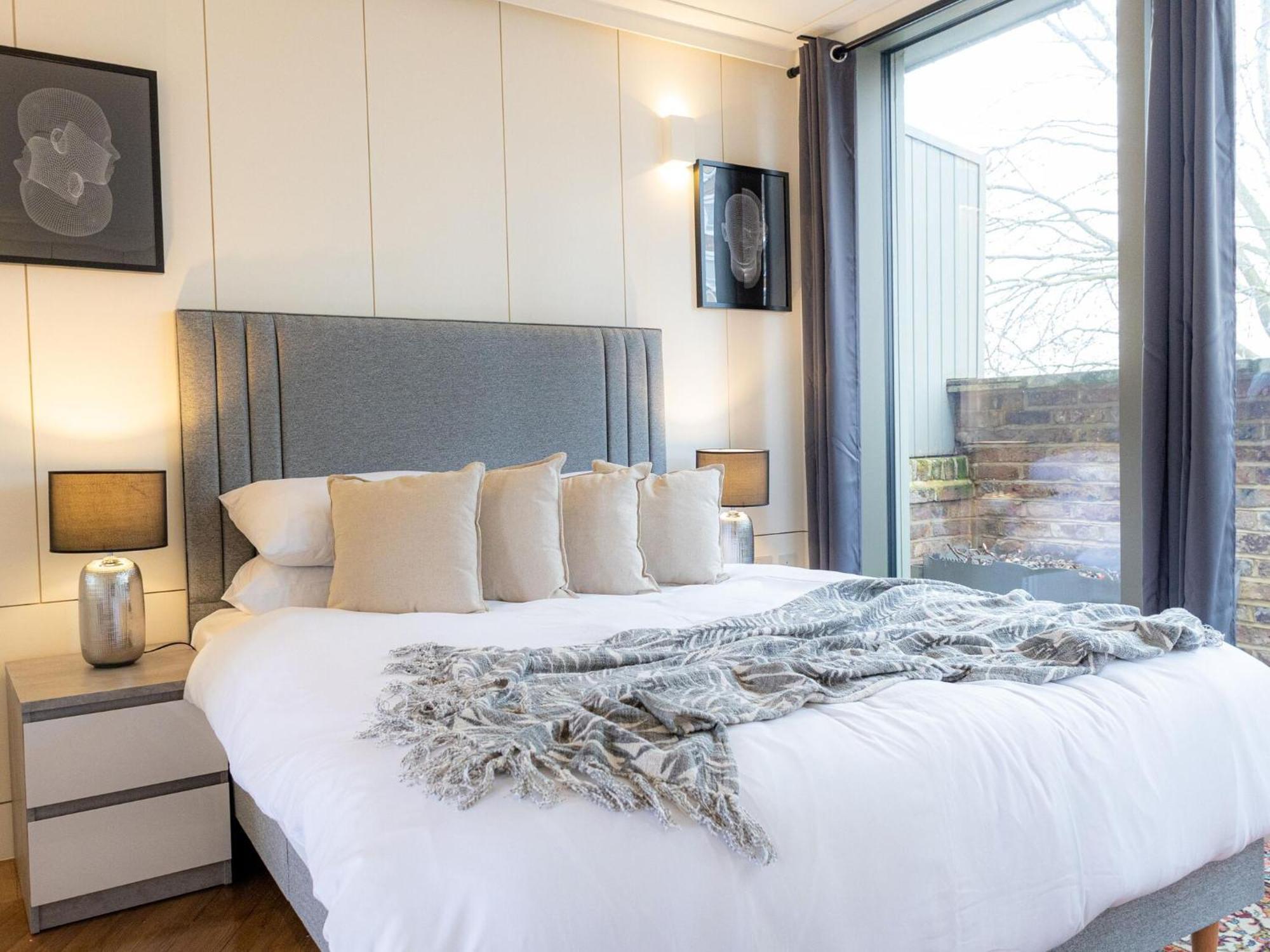 Apartment Modern Deluxe Five Bedroom House Near Chalk Farm Station By Belvilla