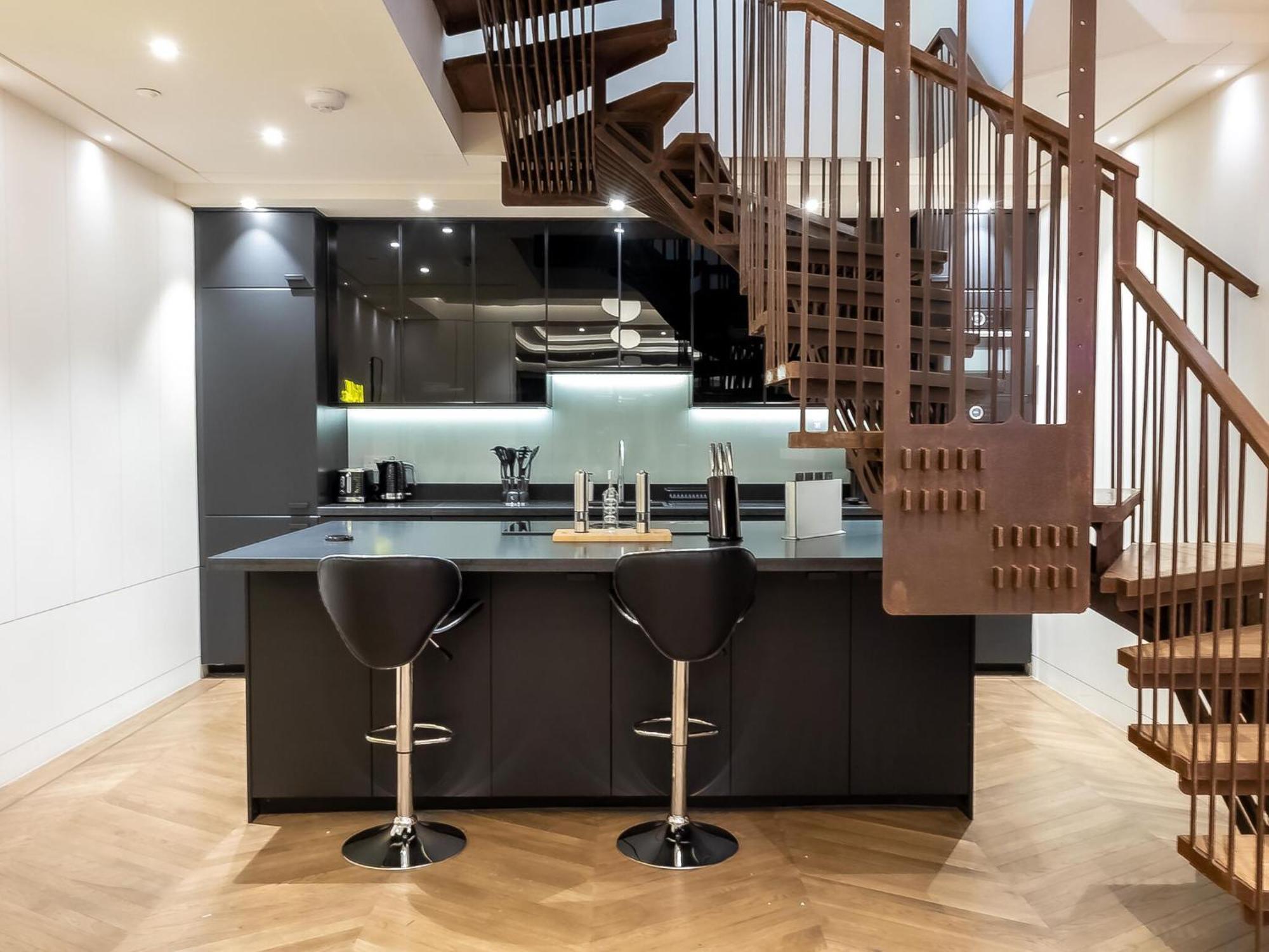 Modern Deluxe Five Bedroom House Near Chalk Farm Station By Belvilla Apartment