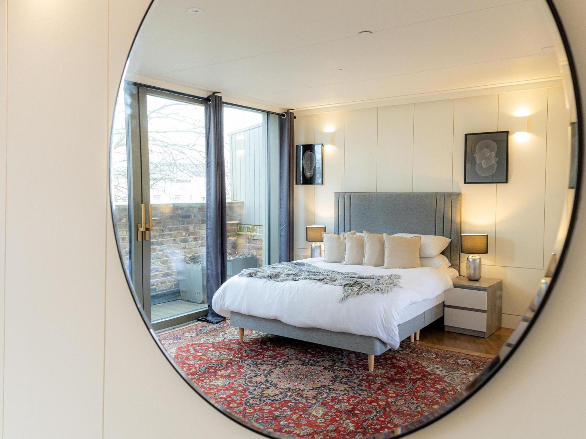 Apartment Modern Deluxe Five Bedroom House Near Chalk Farm Station By Belvilla London