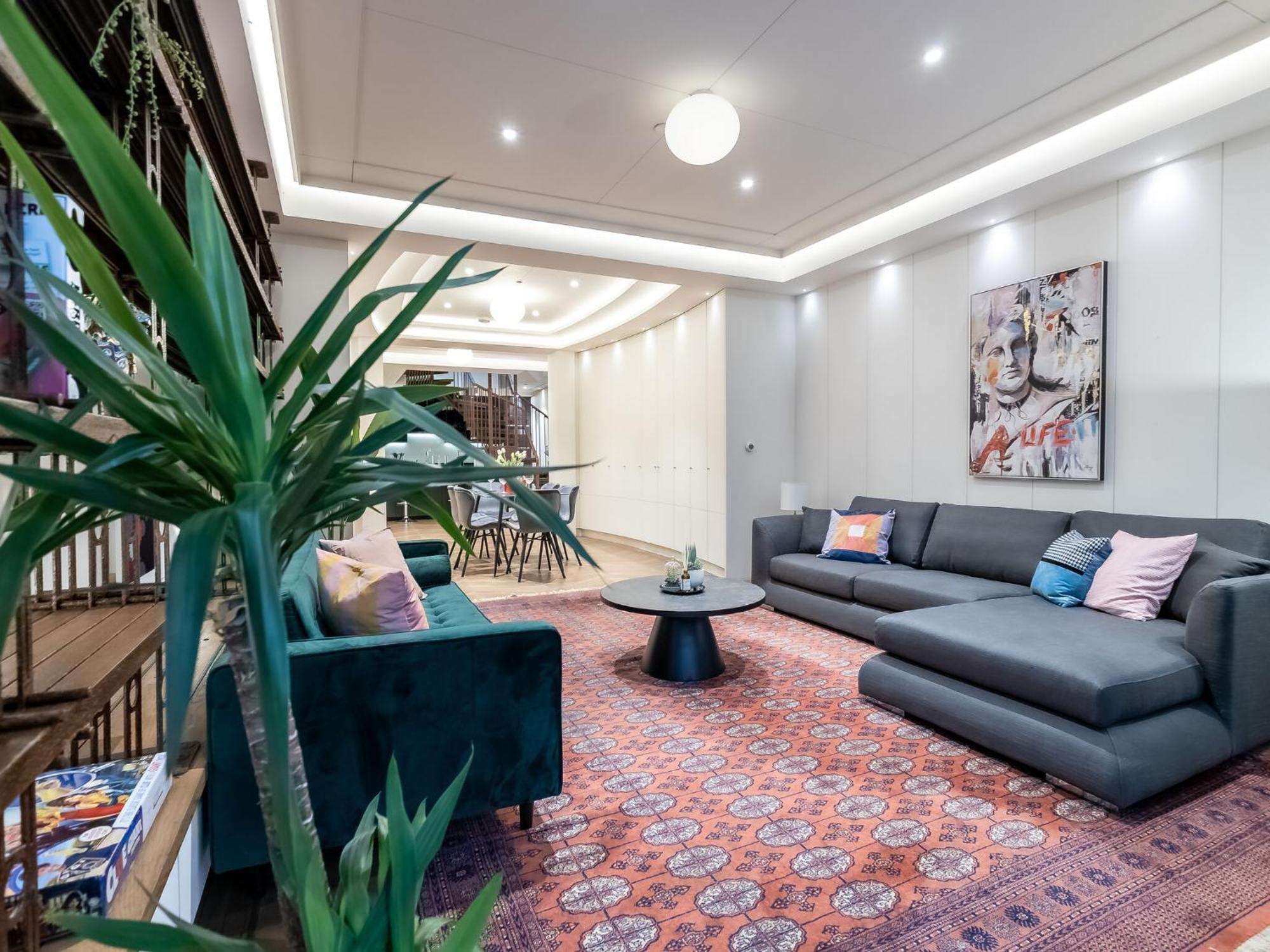 Modern Deluxe Five Bedroom House Near Chalk Farm Station By Belvilla London